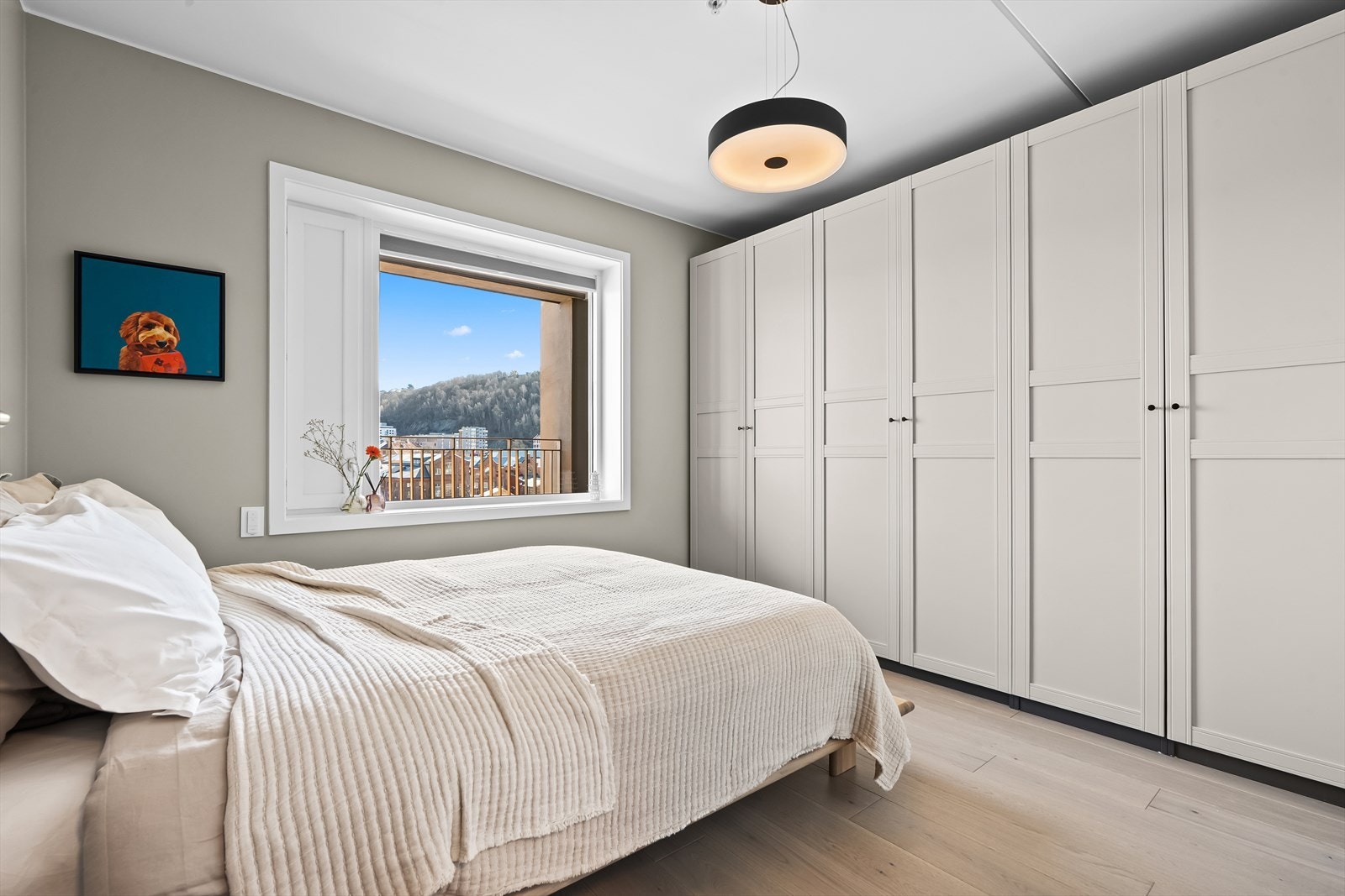 Hovedsoverommet er romslig og har plass til dobbeltseng, nattbord og en stor garderobeløsning. Ny garderobeløsning! Galleribilde