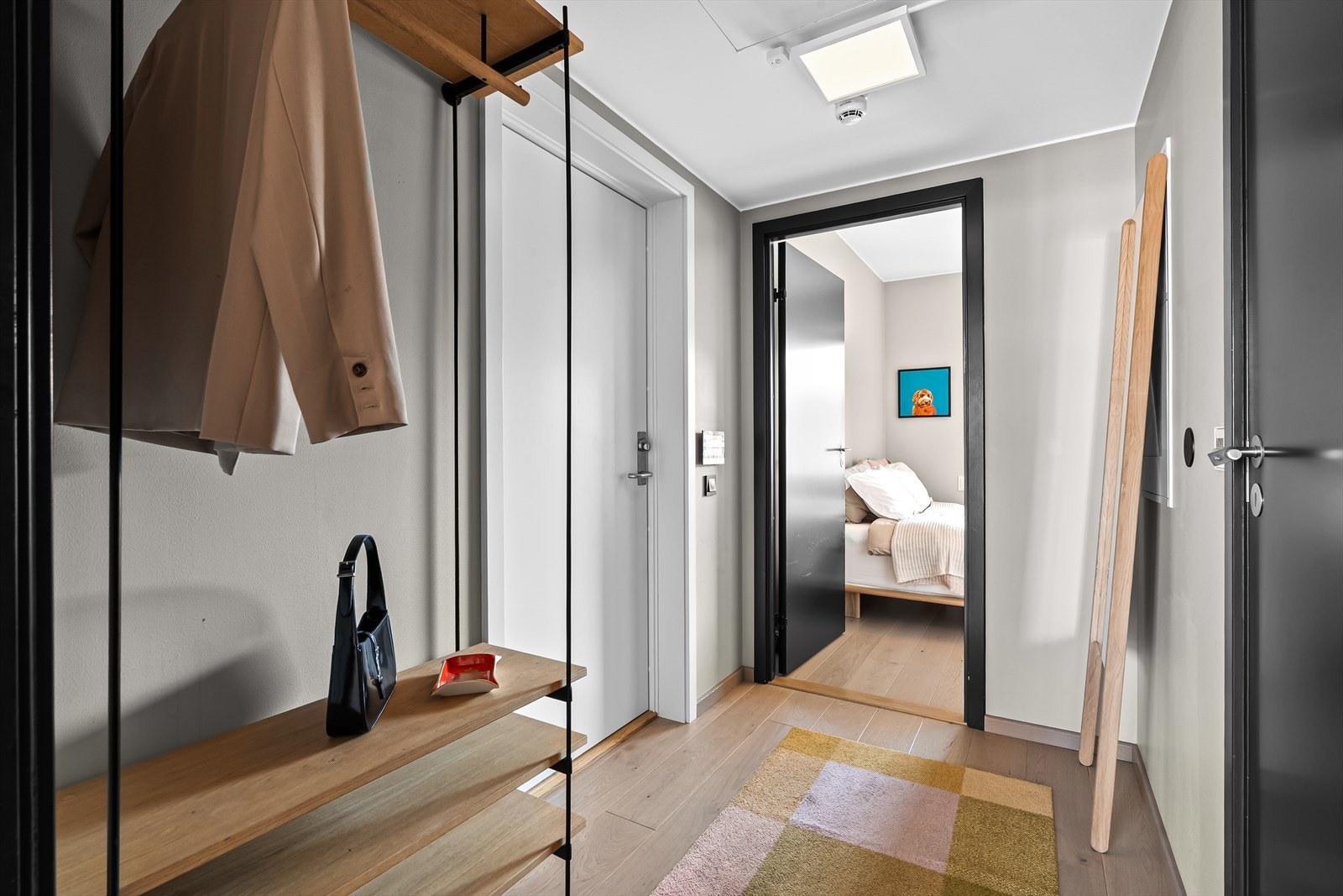 Velkommen inn i en lys og innbydende entré med god plass til å henge fra seg Galleribilde