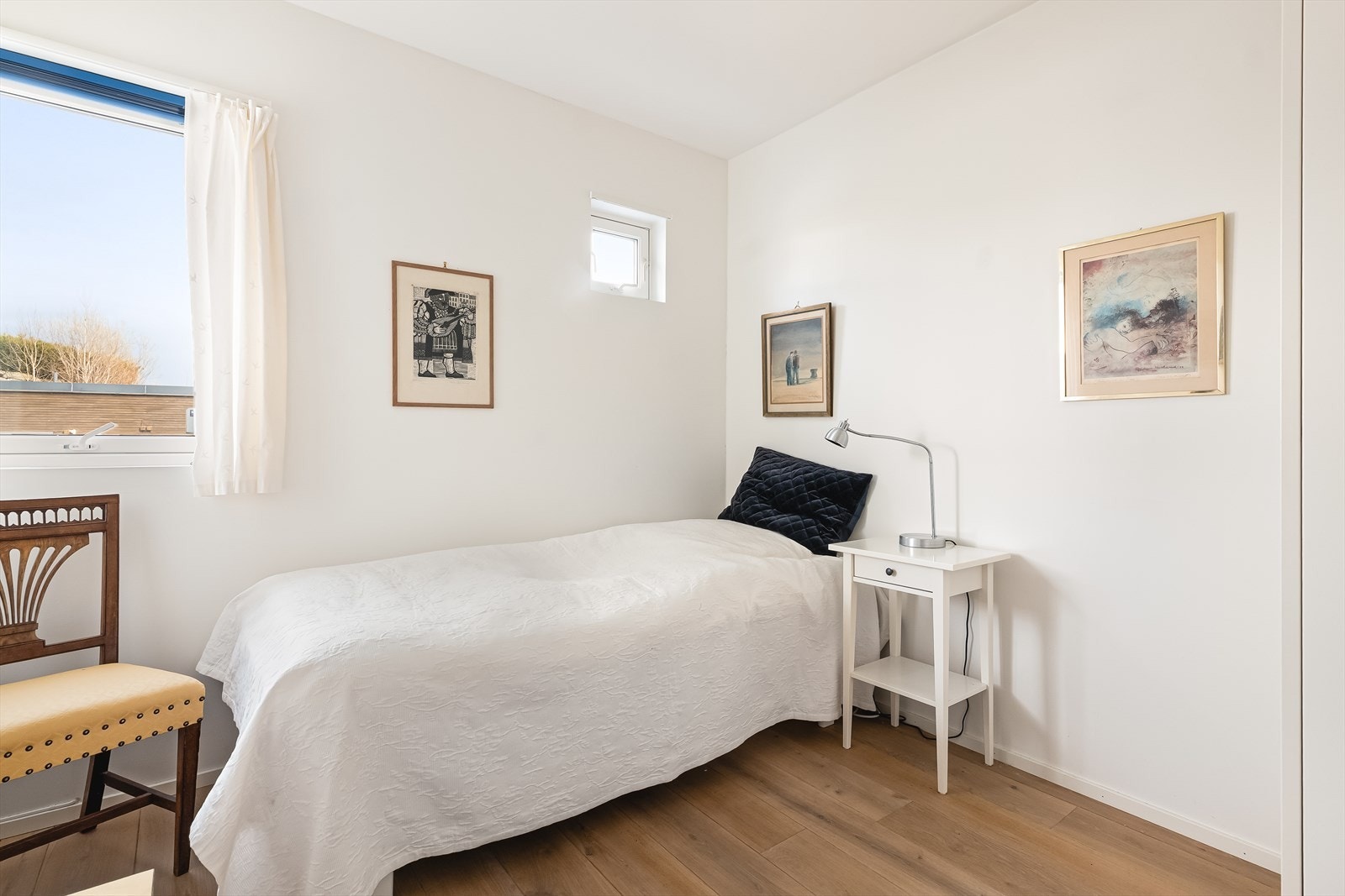 Et av boligens totalt fire soverom. Her er det plass til seng, nattbord og garderobeskap. Galleribilde