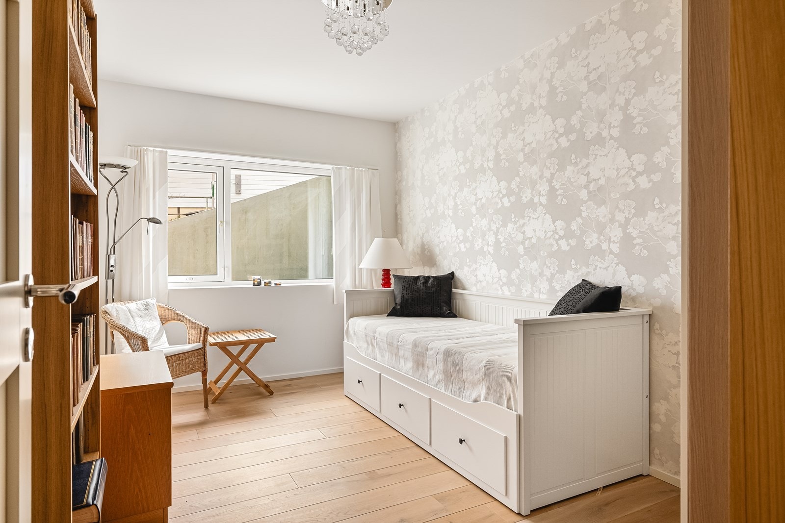 Soverom nr 3 i første etasje hvor det også er god plass til seng, nattbord og garderobe løsning. Galleribilde