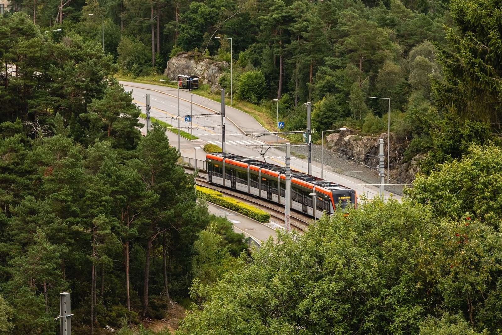 Kollektivtilbudet er også bra. Nærmeste bussholdeplass ligger like ved hovedveien, og Dolviken bussterminal nås på rundt 10 minutter til fots. Bybanestoppet Sandslimarka ligger også innen gangavstand. Galleribilde