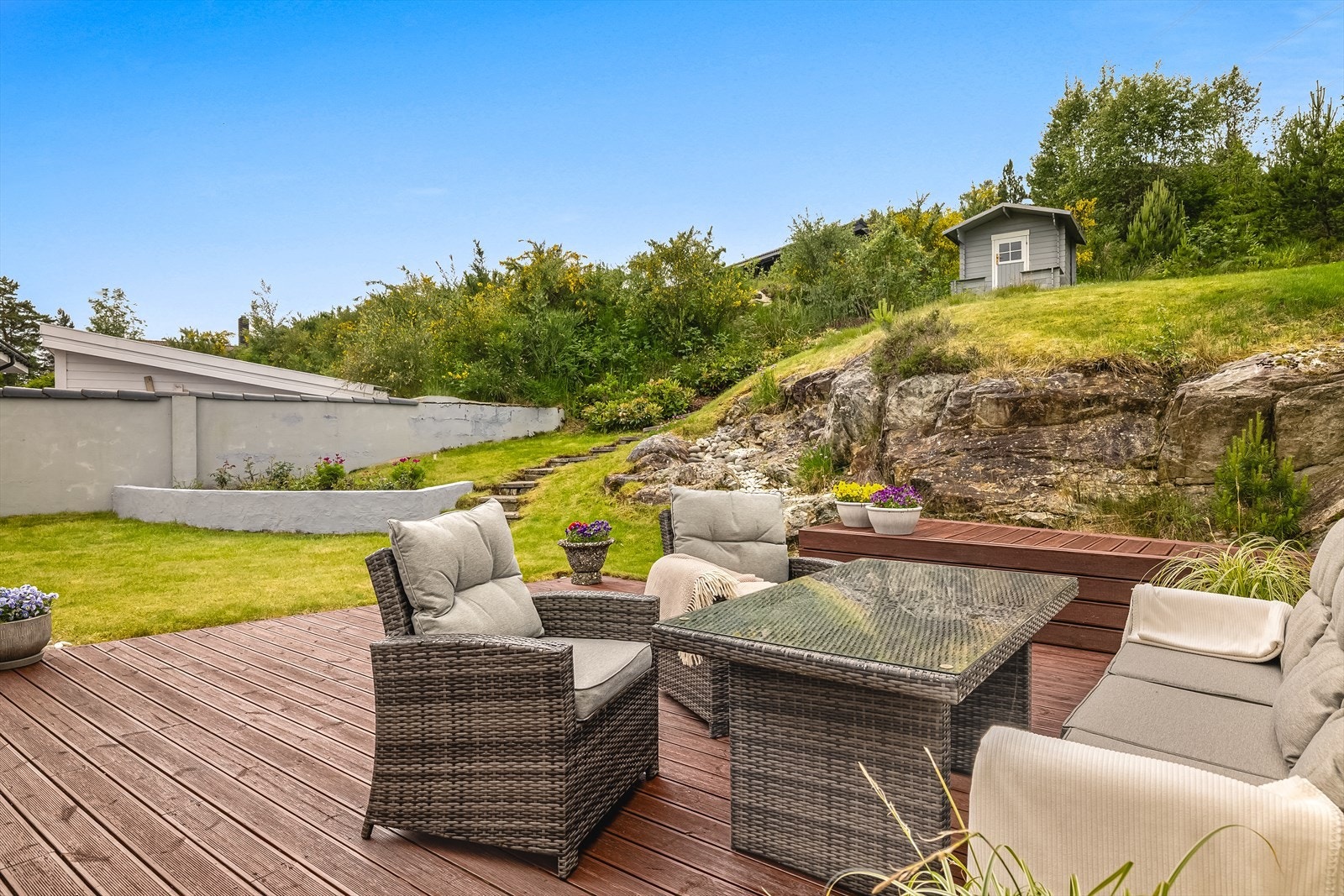 Hagen er pent opparbeidet med platting, sittegrupper, bed og har i tillegg naturlig terreng. Galleribilde