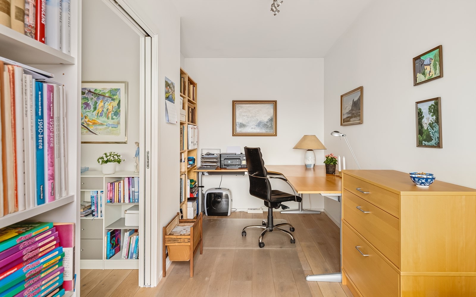 Soverom nr 4 ligger i boligens andre etasje og blir idag brukt som kontor. Galleribilde