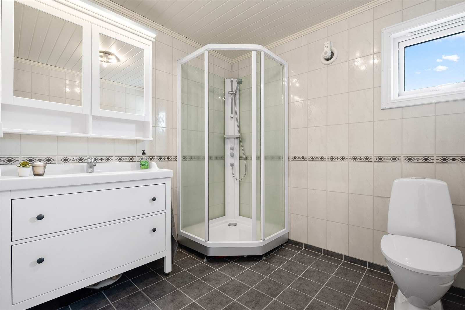 Bad fra 2015, samt vannrør fra inntak/stoppkran og inn ble skiftet i 2015 i forbindelse med renovering av bad. Galleribilde