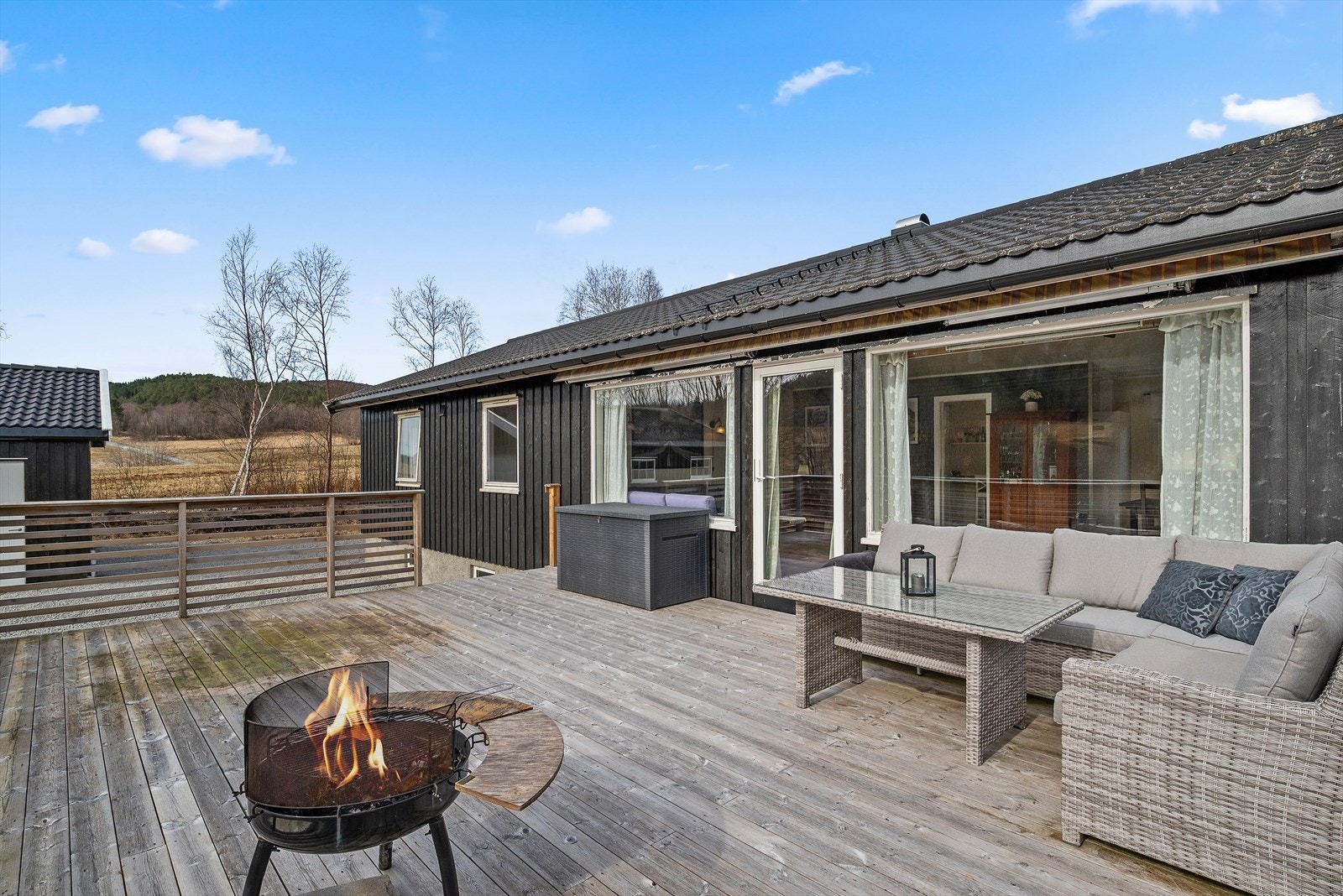 Stor terrasse med lang solgang. Galleribilde