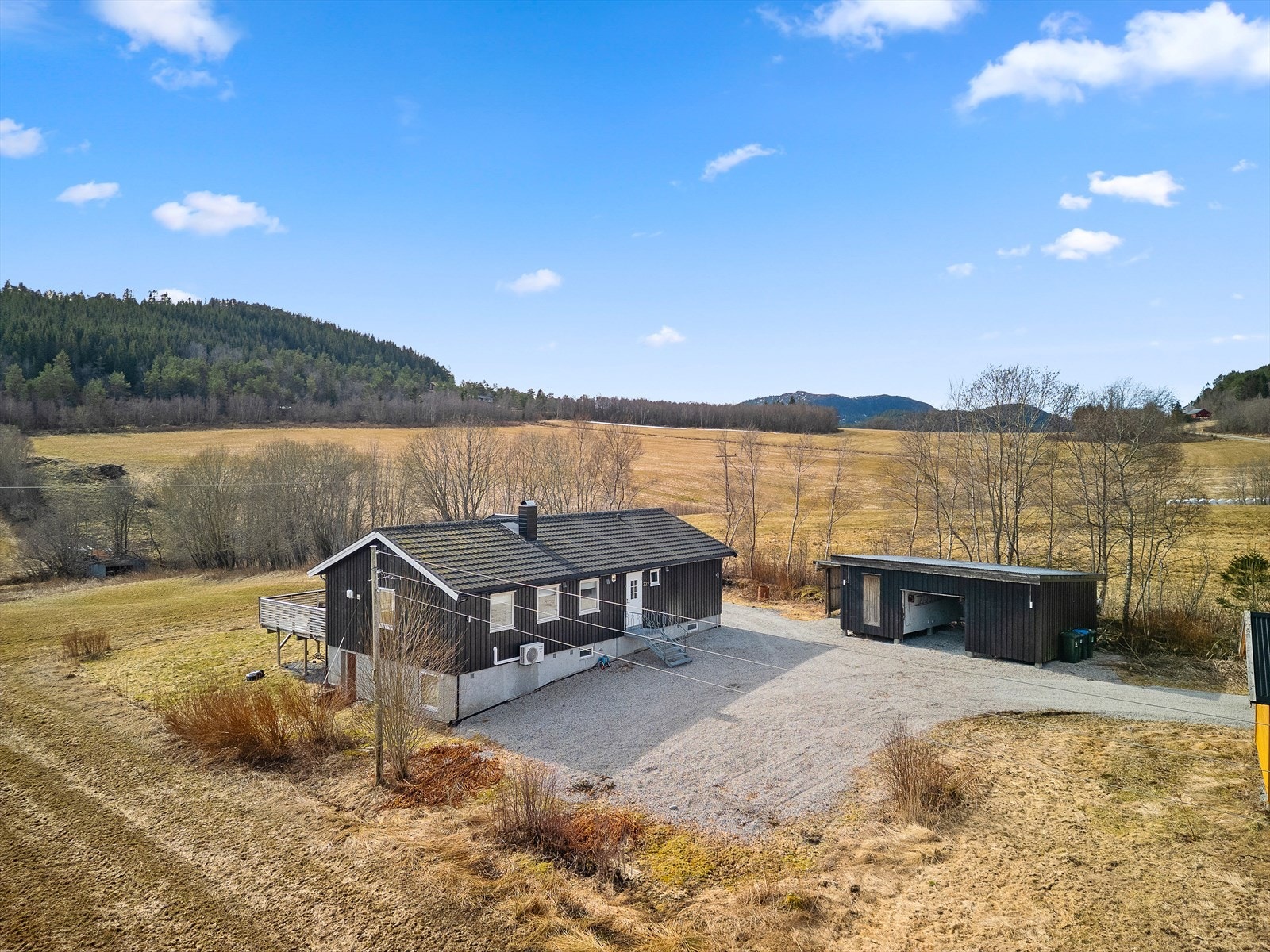 Landlig og solrik beliggenhet bare 5 minutter fra Lensvik sentrum. Galleribilde