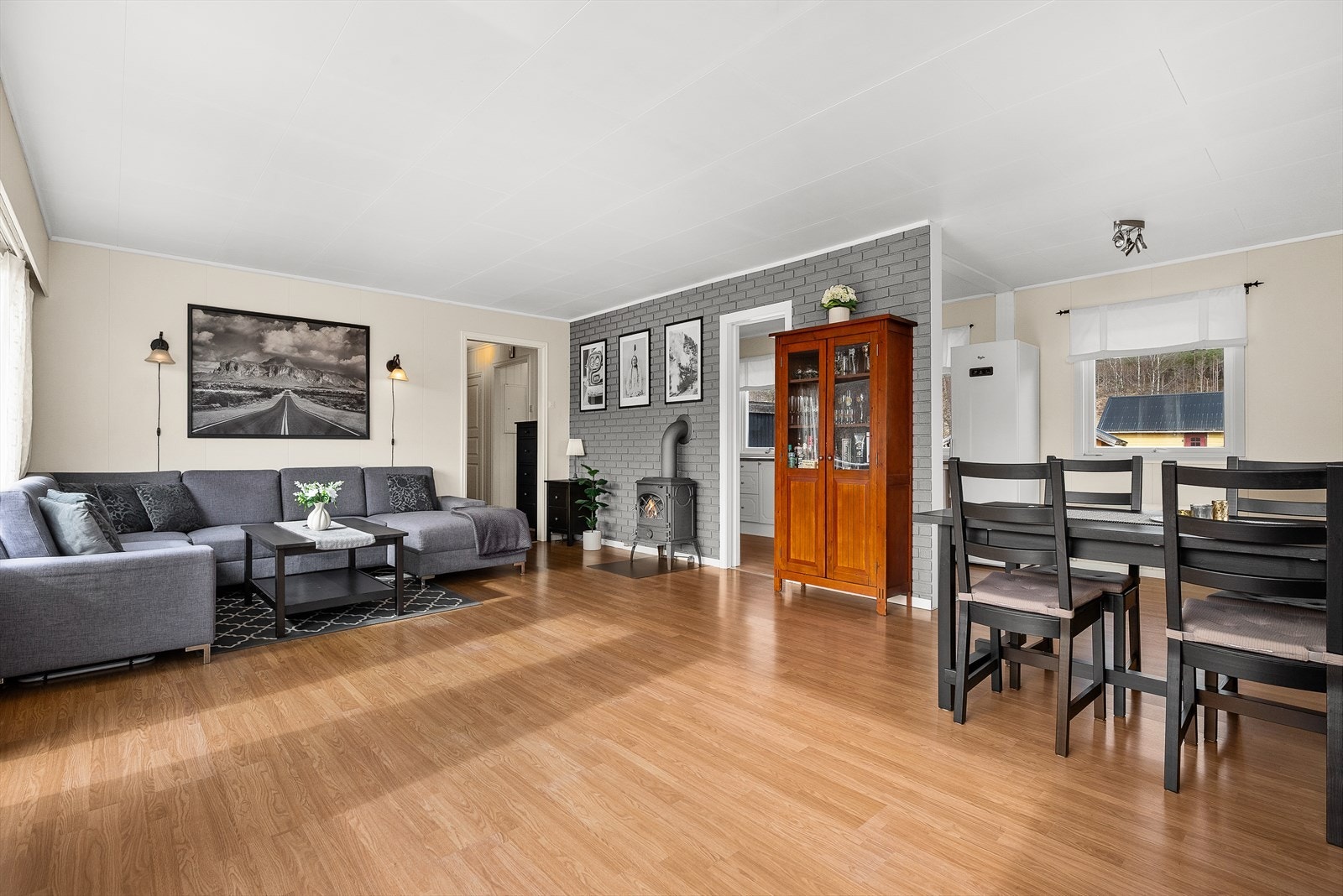 Det er god plass til sofagruppe samt spisebord på stua. Galleribilde