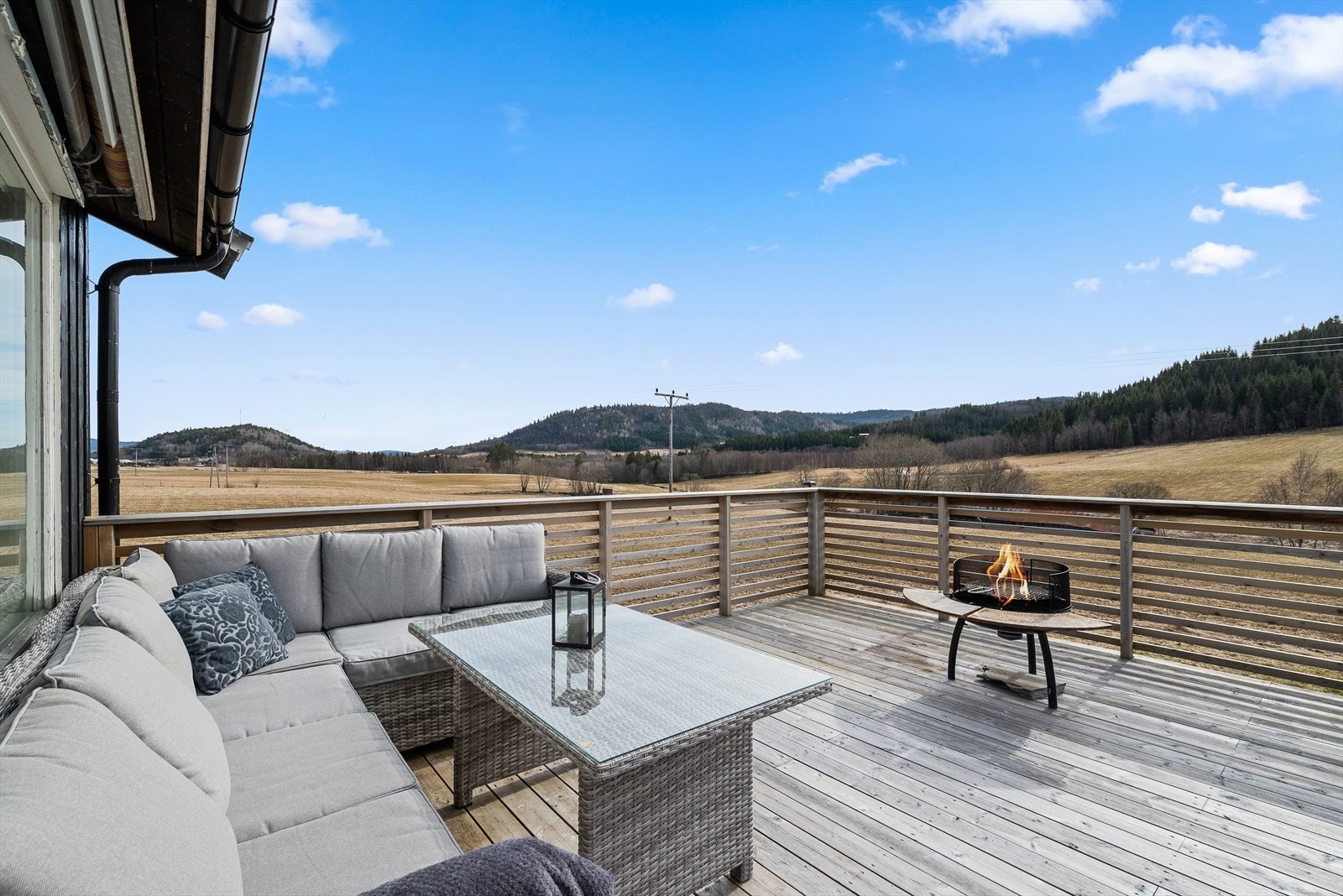 Terrasse med god plass til utemøbler. Galleribilde