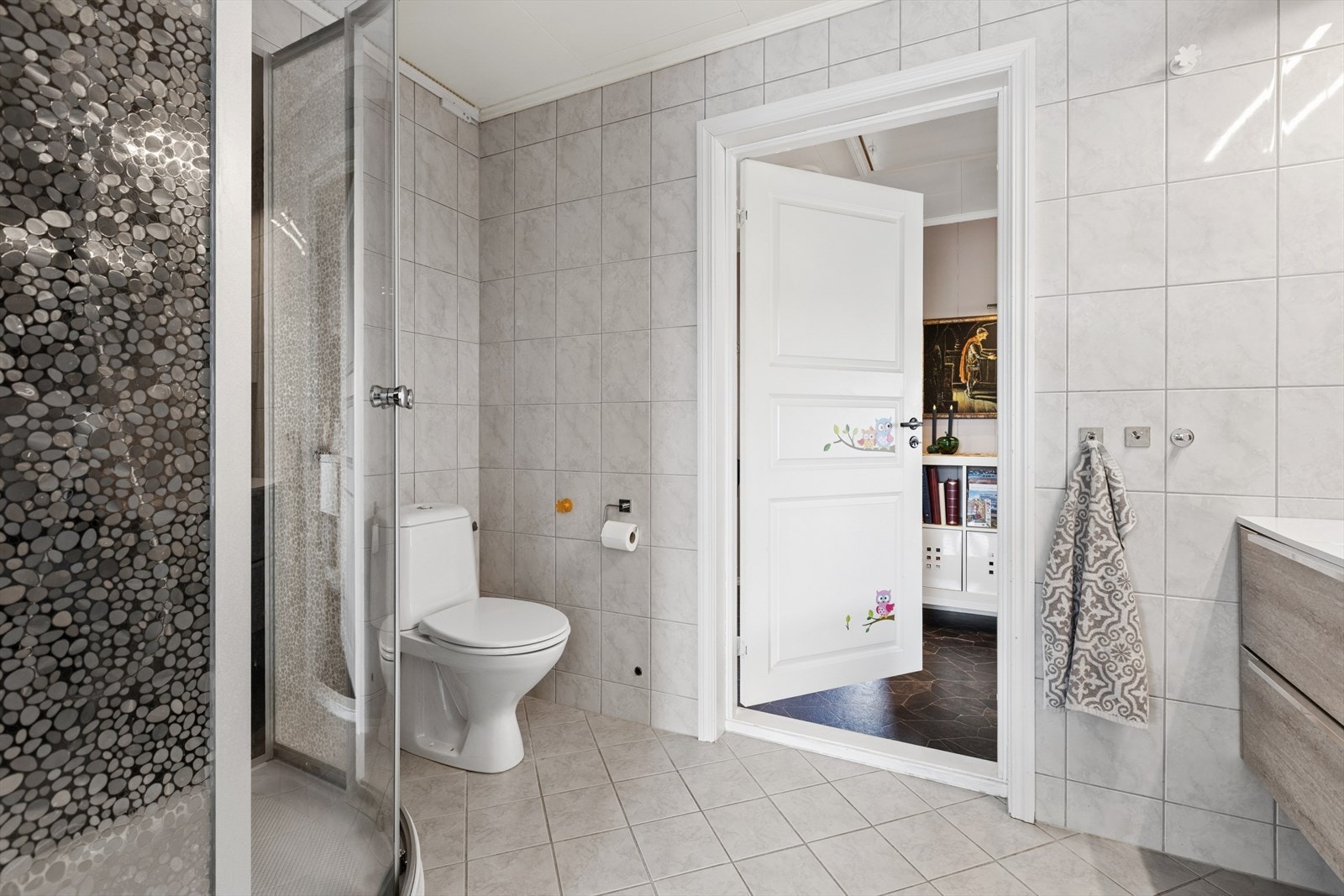 Badet er romslig og funksjonelt med god plass. Innredet med dusjkabinet og gulvståendetoallet, samt opplegg for vaskemaskin og tørketrommel. Galleribilde