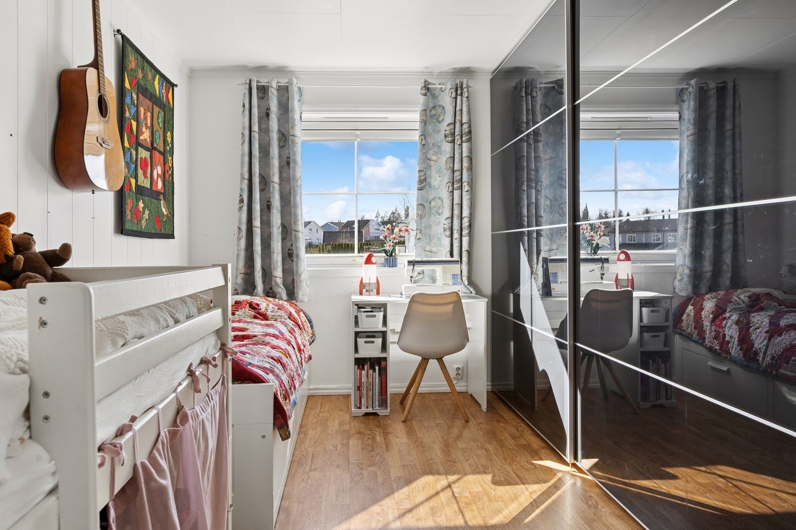 Stort og romslig garderobeskap med skyvedører. Galleribilde