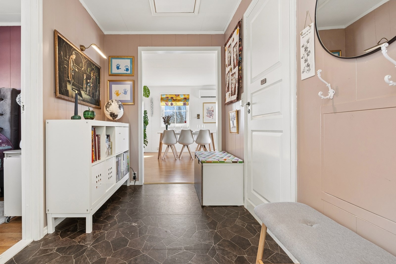 En innbydende entré med romslig plass for sko og yttertøy. Galleribilde