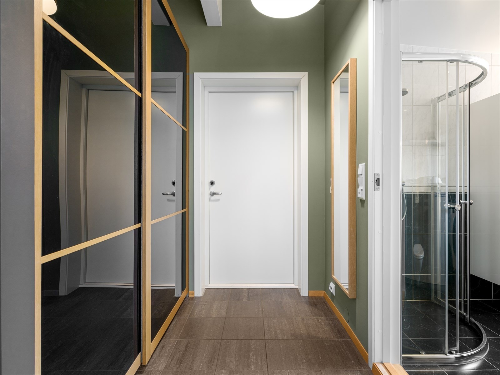Entre/gang med skyvedørsgarderobe og fliser på gulv med varmekabler. Galleribilde