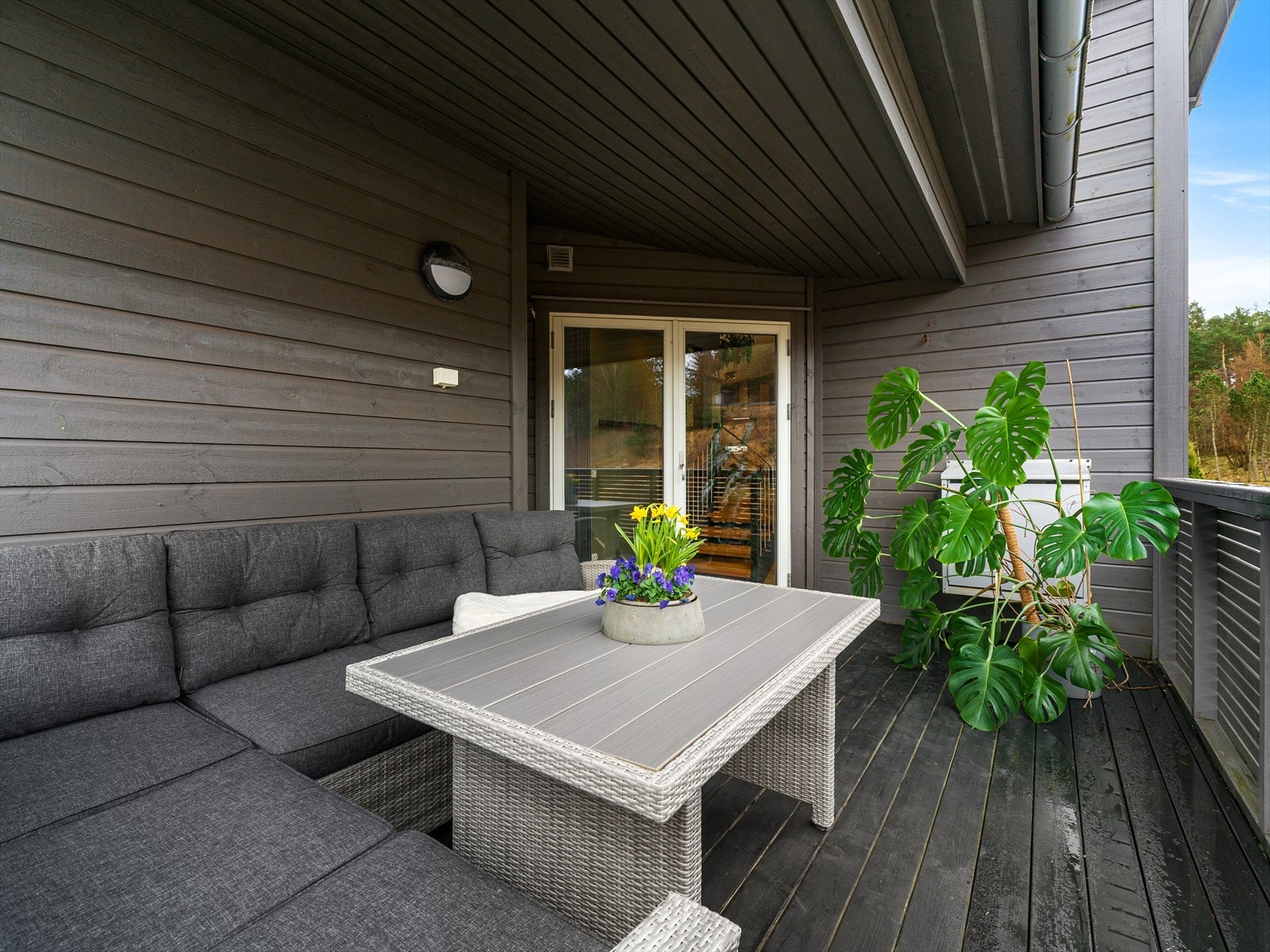 Herlig veranda overbygget med tak. Galleribilde