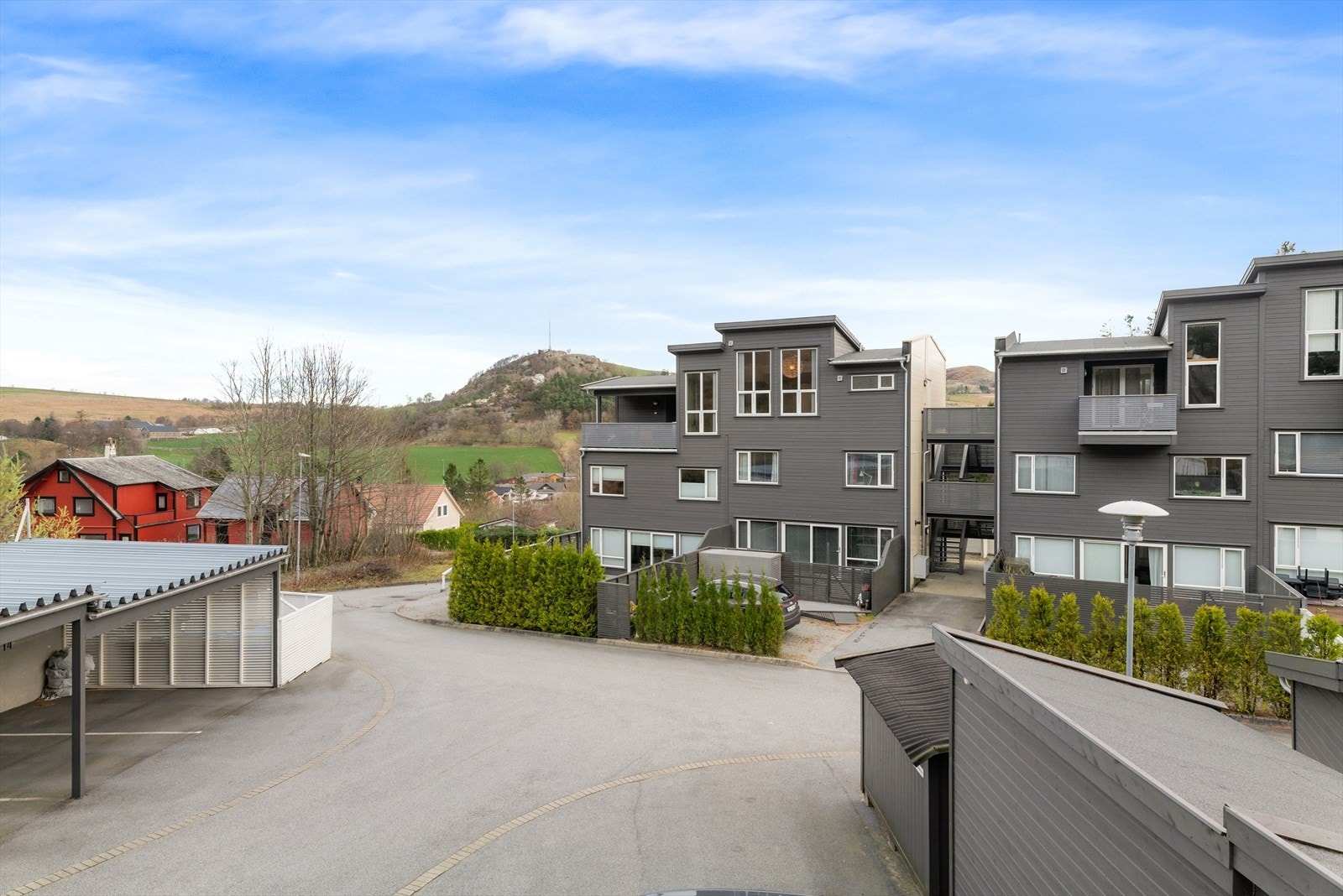 Biloppstillingsplass i carport og utvendig bod.
Velkommen til visning! Galleribilde
