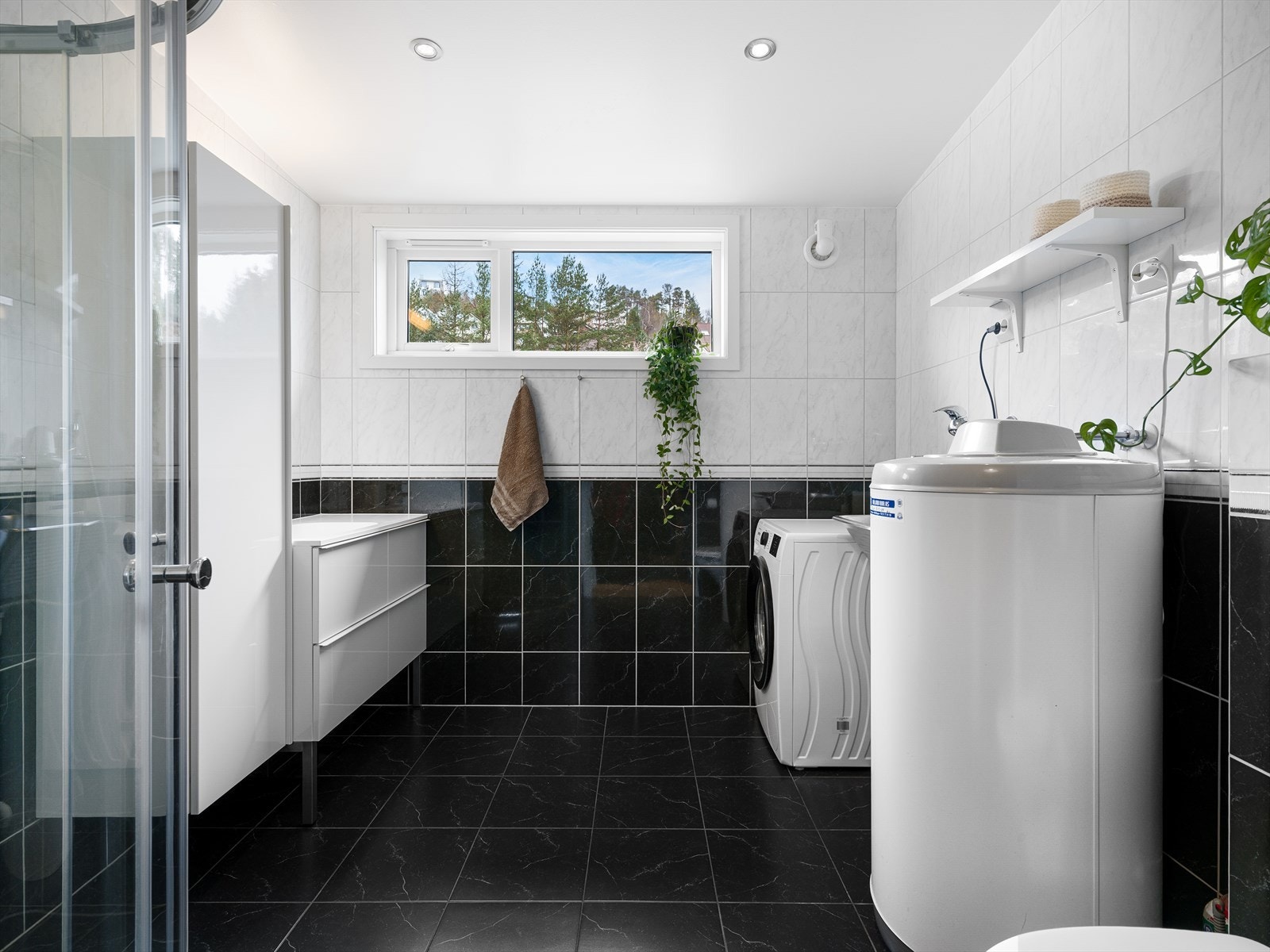 Adkomst til bad/vaskerom som er helfliset , har opplegg for vaskemaskin. Galleribilde