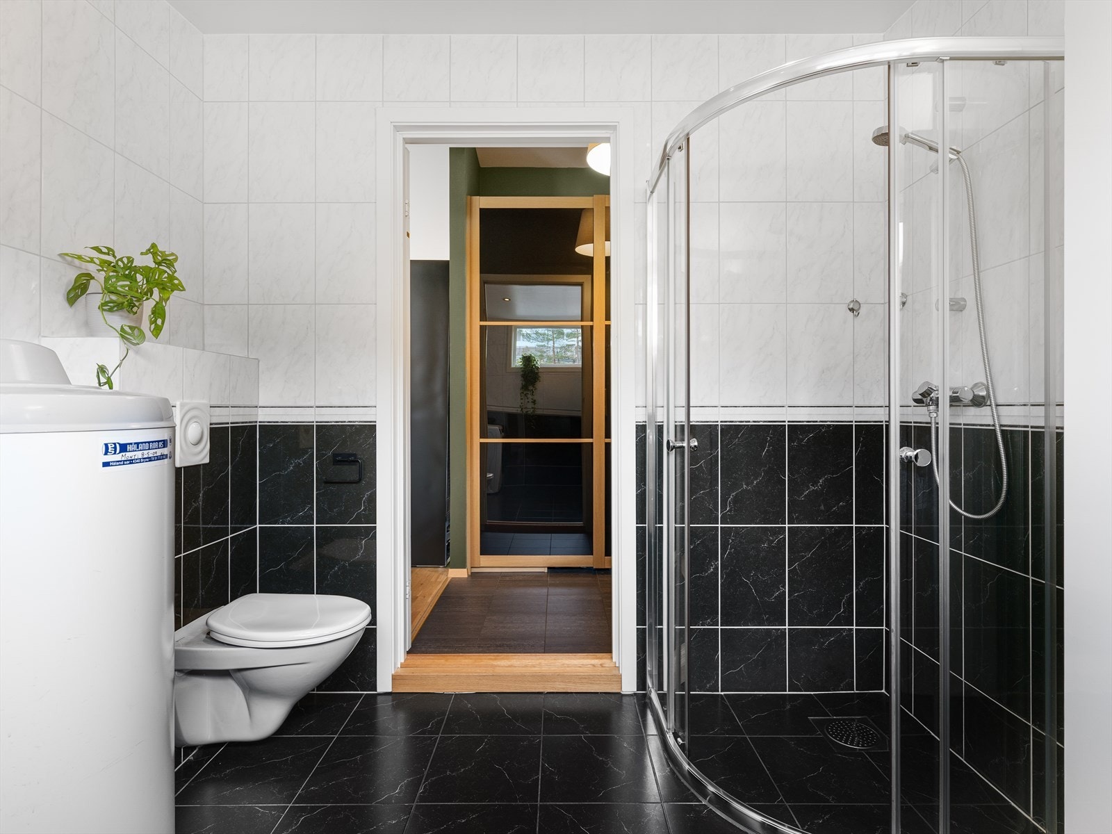 Vegghengt wc og dusj. Galleribilde