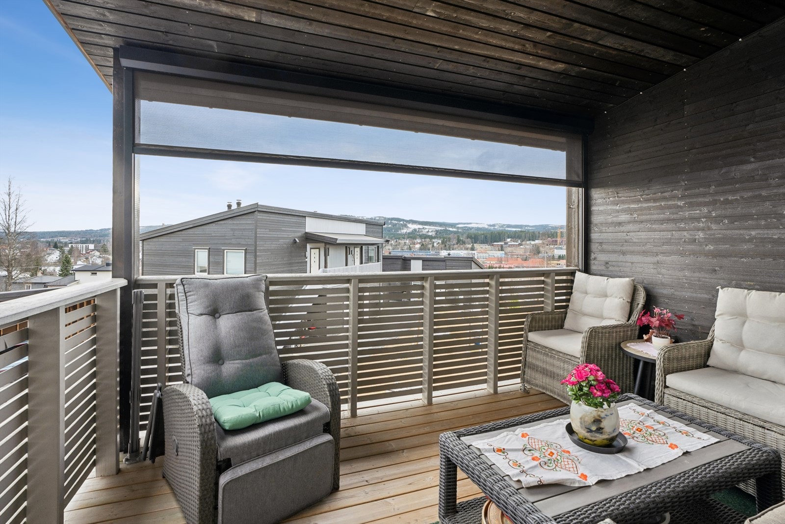 Balkong med solskjerming. Galleribilde
