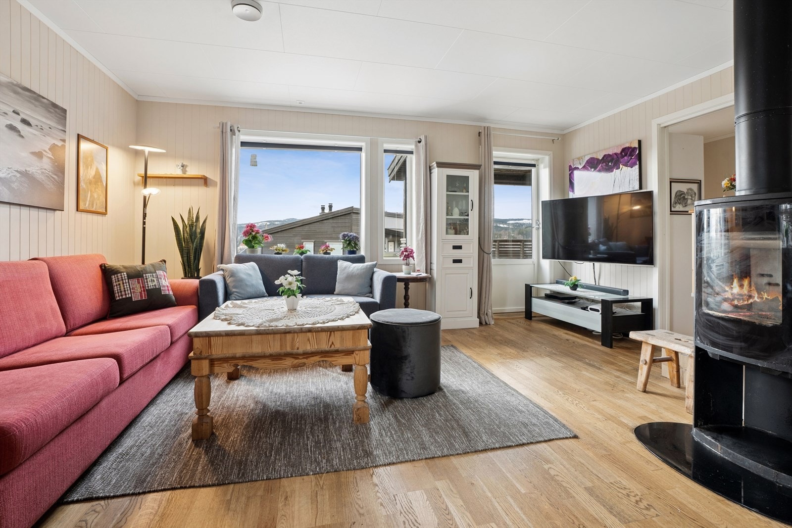 Store vindusflater slipper inn rikelig med dagslys. Galleribilde