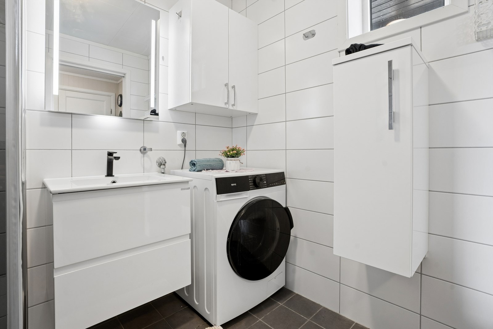Badet er fra byggeåret med fliser på gulv og vegger. Det er opplegg for vaskemaskin. Galleribilde