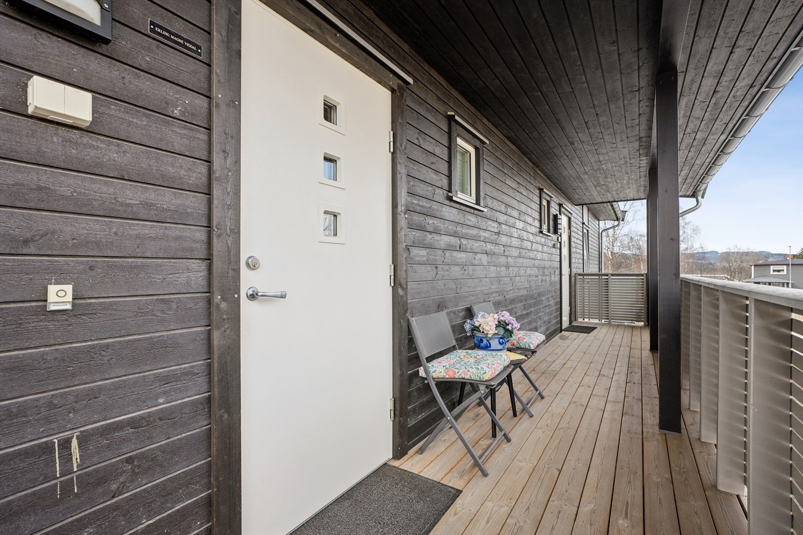 Leiligheten har adkomst via en overbygget svalgang. Galleribilde