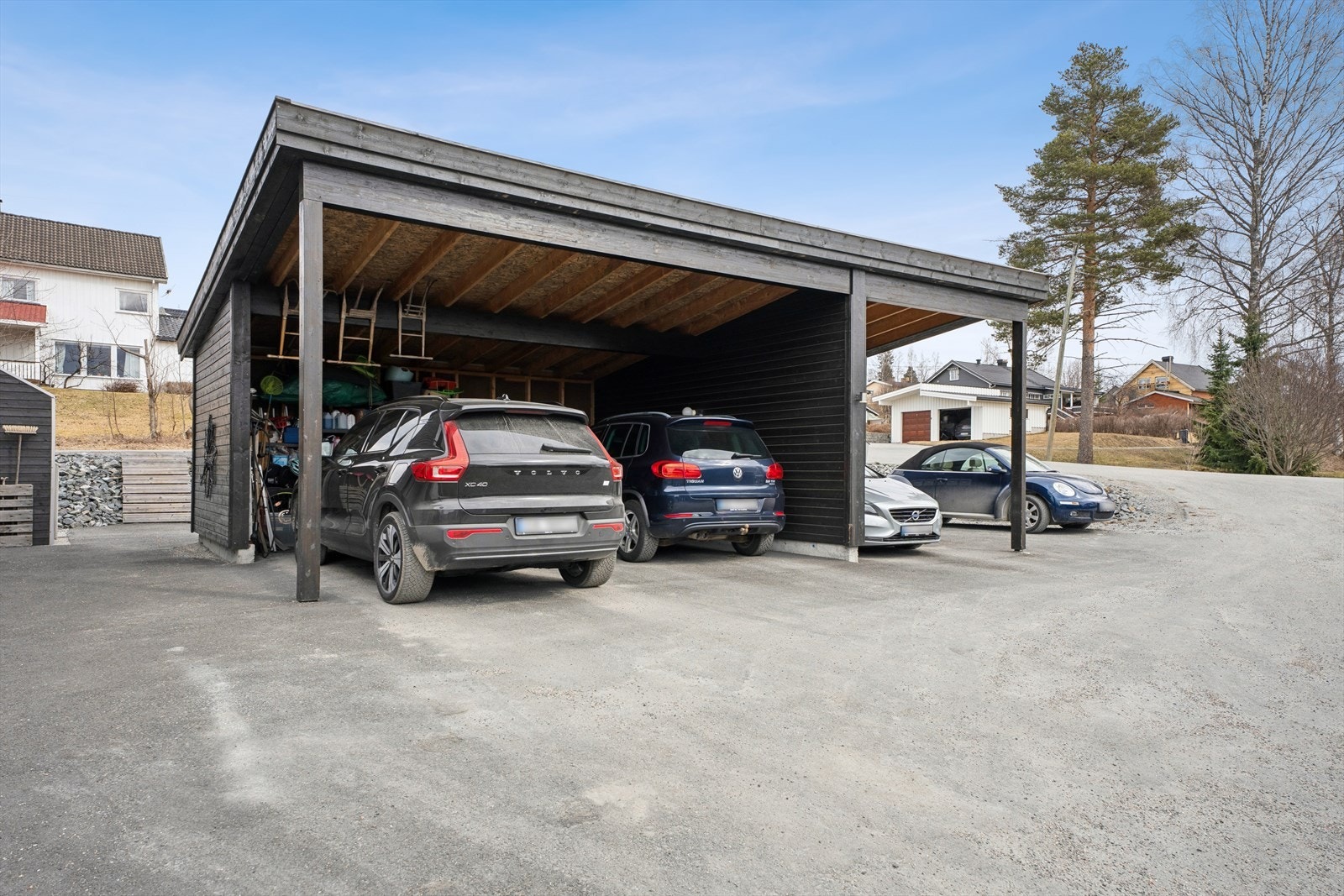 Carporten gir skjermet parkering for én bil. Galleribilde