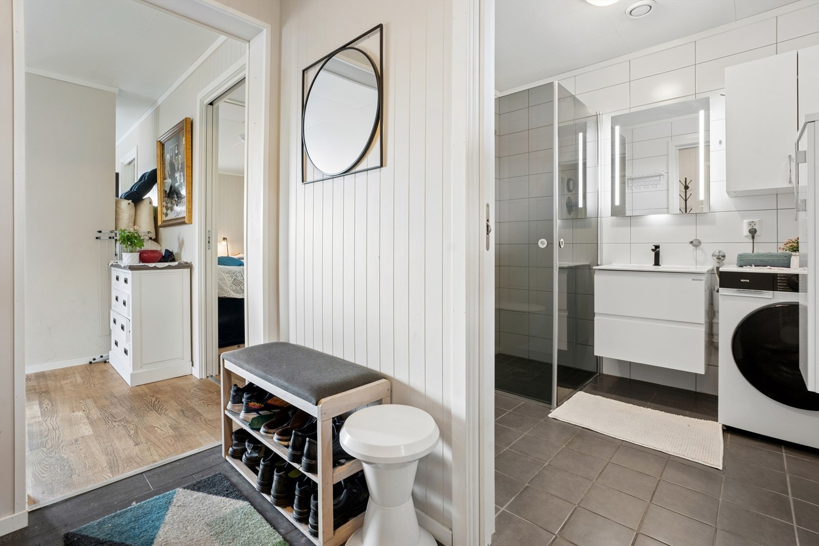 Fra entréen er det direkte adkomst til badet og videre inn mot soverommet. Galleribilde