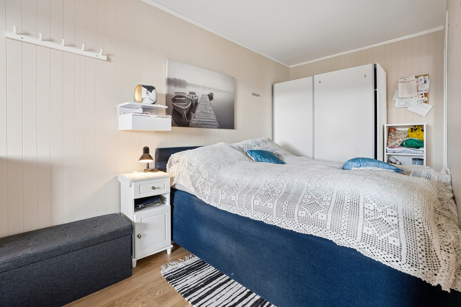 Soverommet har inngang via 2 skyvedører for enkel tilgang til rommet. Galleribilde