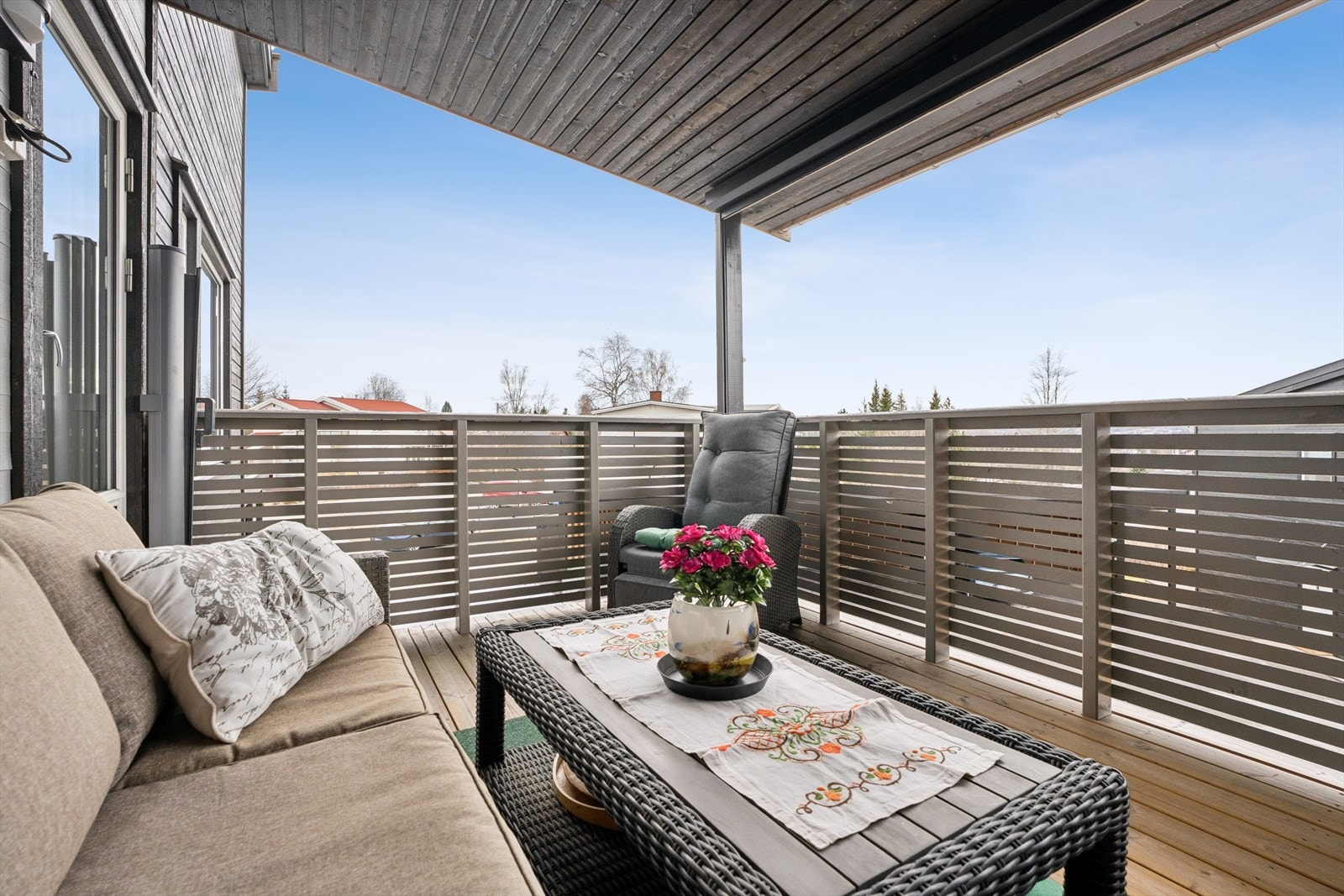 Balkong med gode solforhold og fin utsikt. Galleribilde