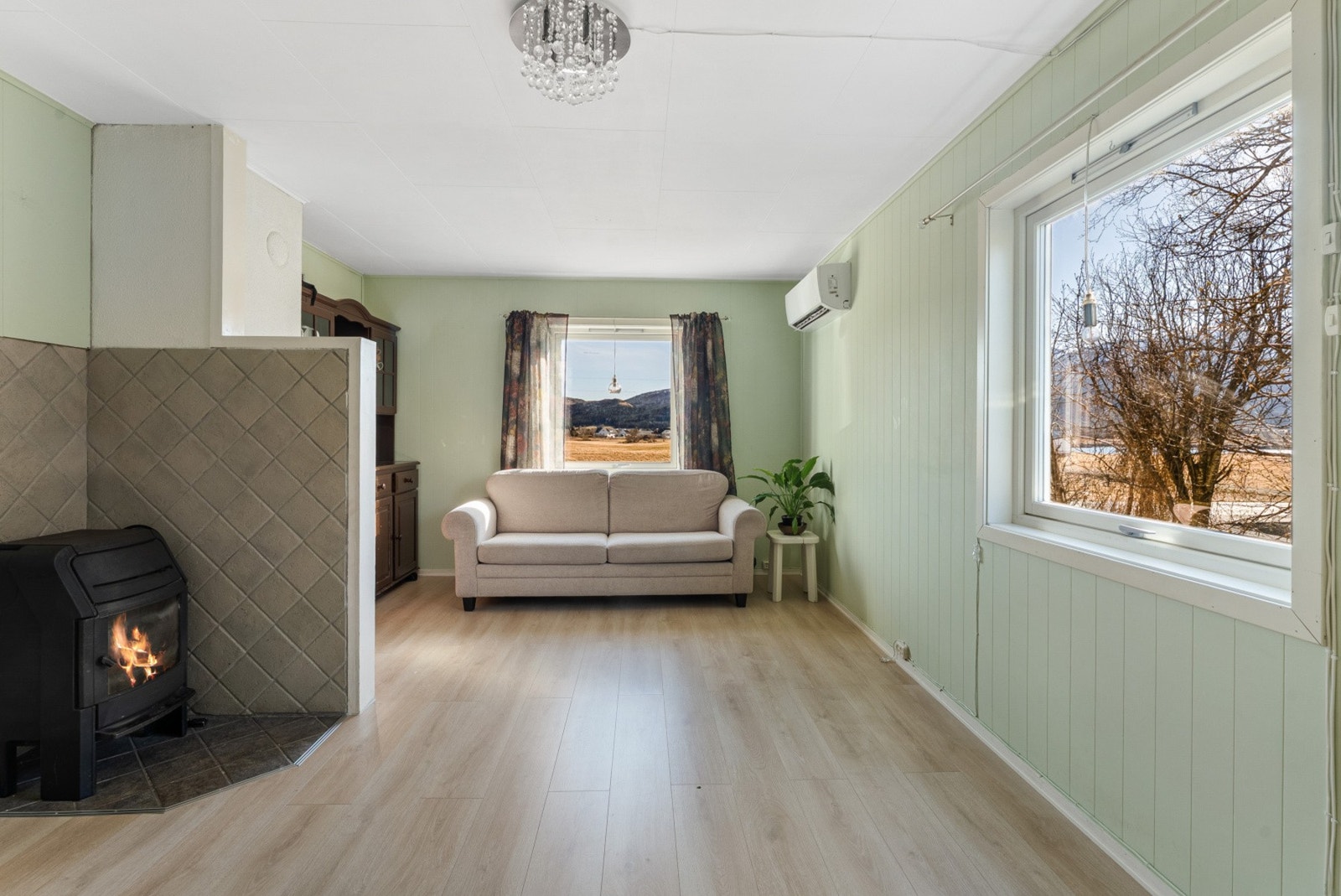 En vedovn er installert i rommet som skaper hygge og gir mulighet for alternativ oppvarming på kalde dager. Galleribilde