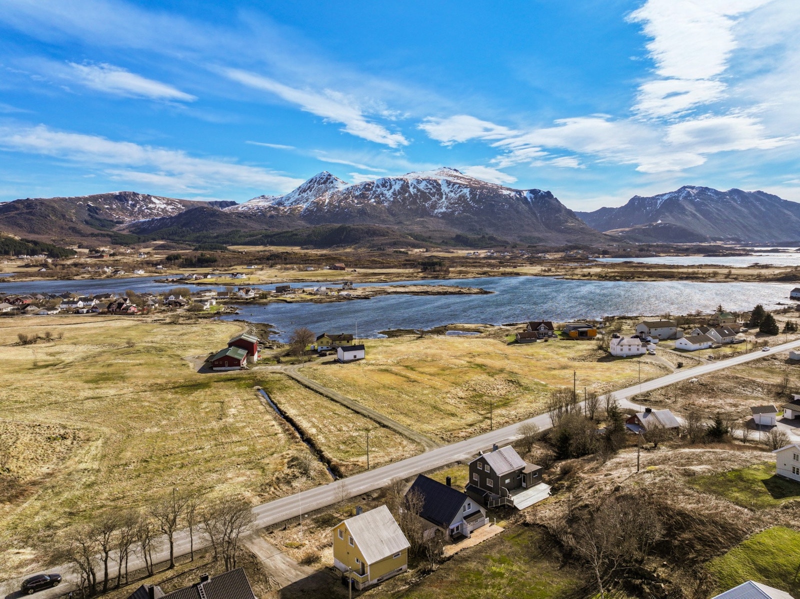 For et bredere utvalg av butikker og servicetilbud, ligger Lofotsenteret kun ca. 12 minutters gange fra boligen. Galleribilde