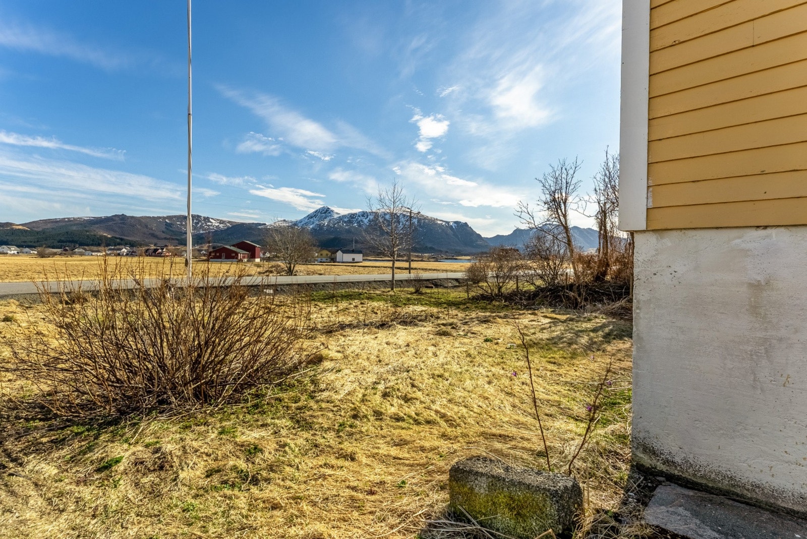 Den store hagen gir rikelig med plass for barns lek og moro, sosiale sammenkomster og avslappende dager i solen. Galleribilde