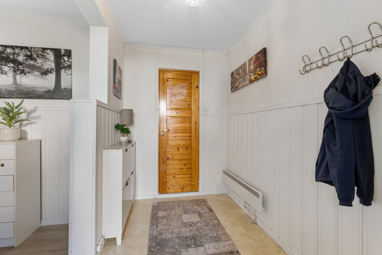 Entré som gir adkomst til boligens øvrige rom i første etasje, inkludert stue, kjøkken og trapp til andre etasje. Galleribilde