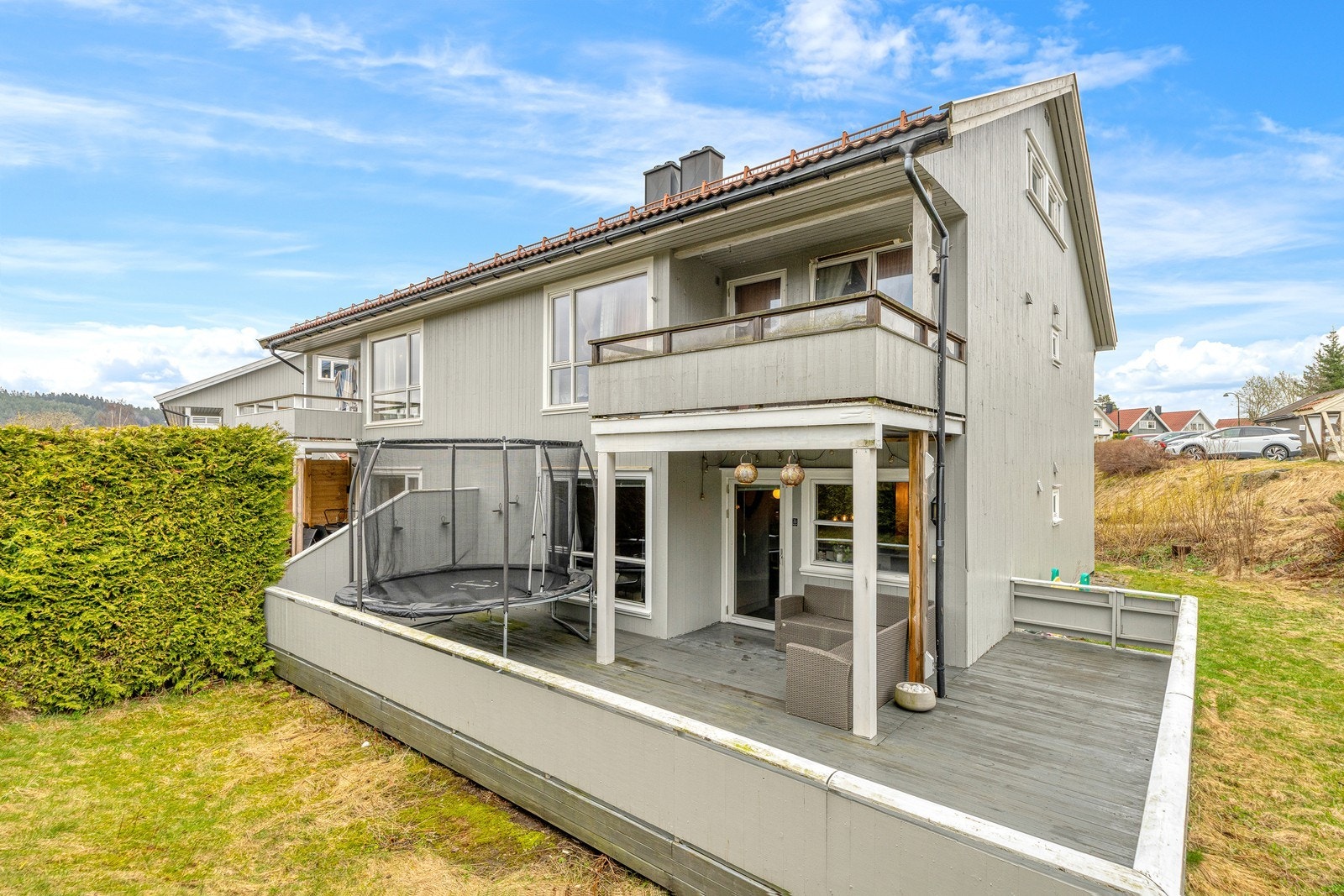 Fra stuen er det utgang til en solrik terrasse med en stor, privat hage - et klart høydepunkt ved boligen som gir svært gode uteområder og mye bruksglede Galleribilde