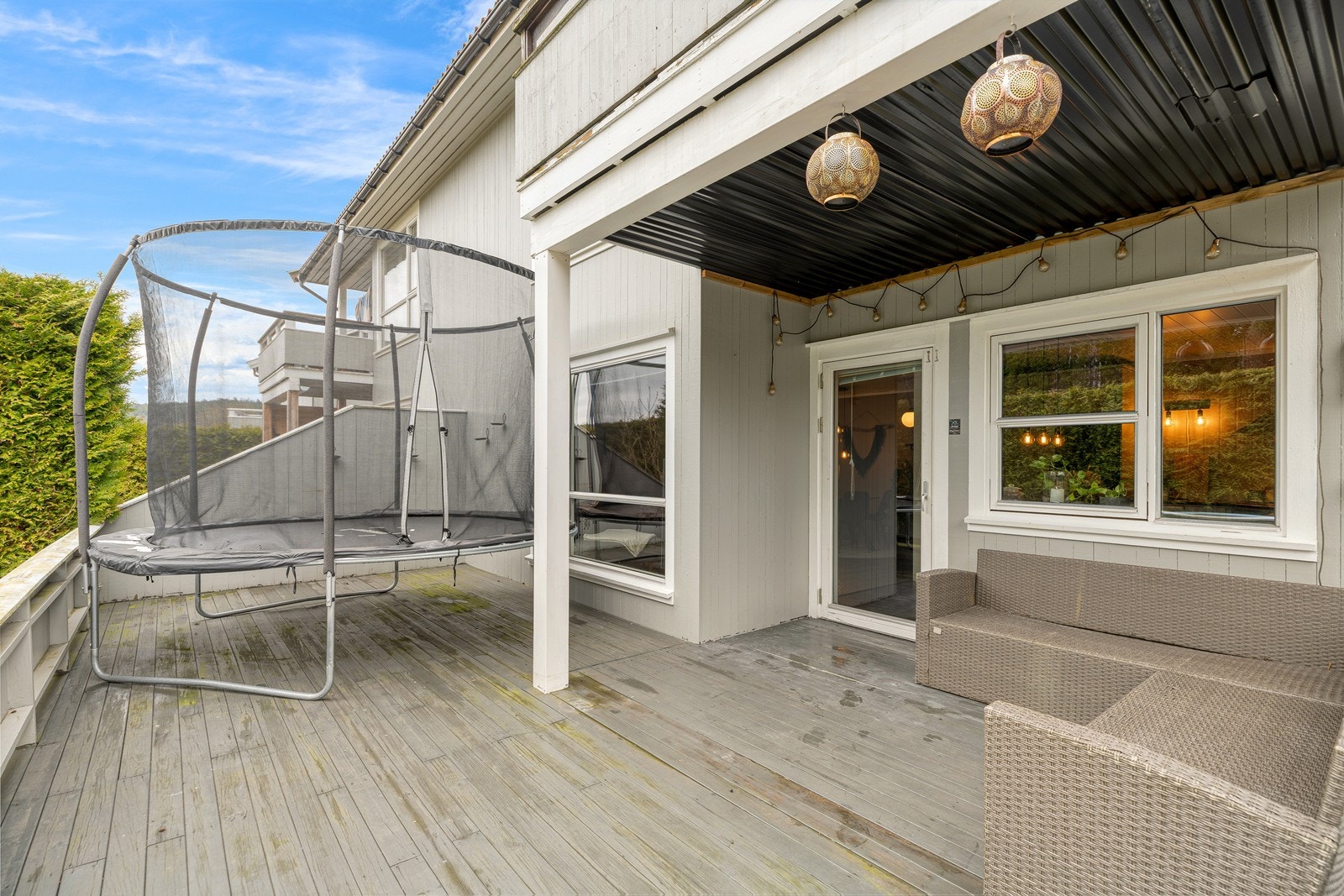 Her har man god plass til flere sittegrupper, grill, beplantning eller en trampoline - mulighetene er mange! Galleribilde