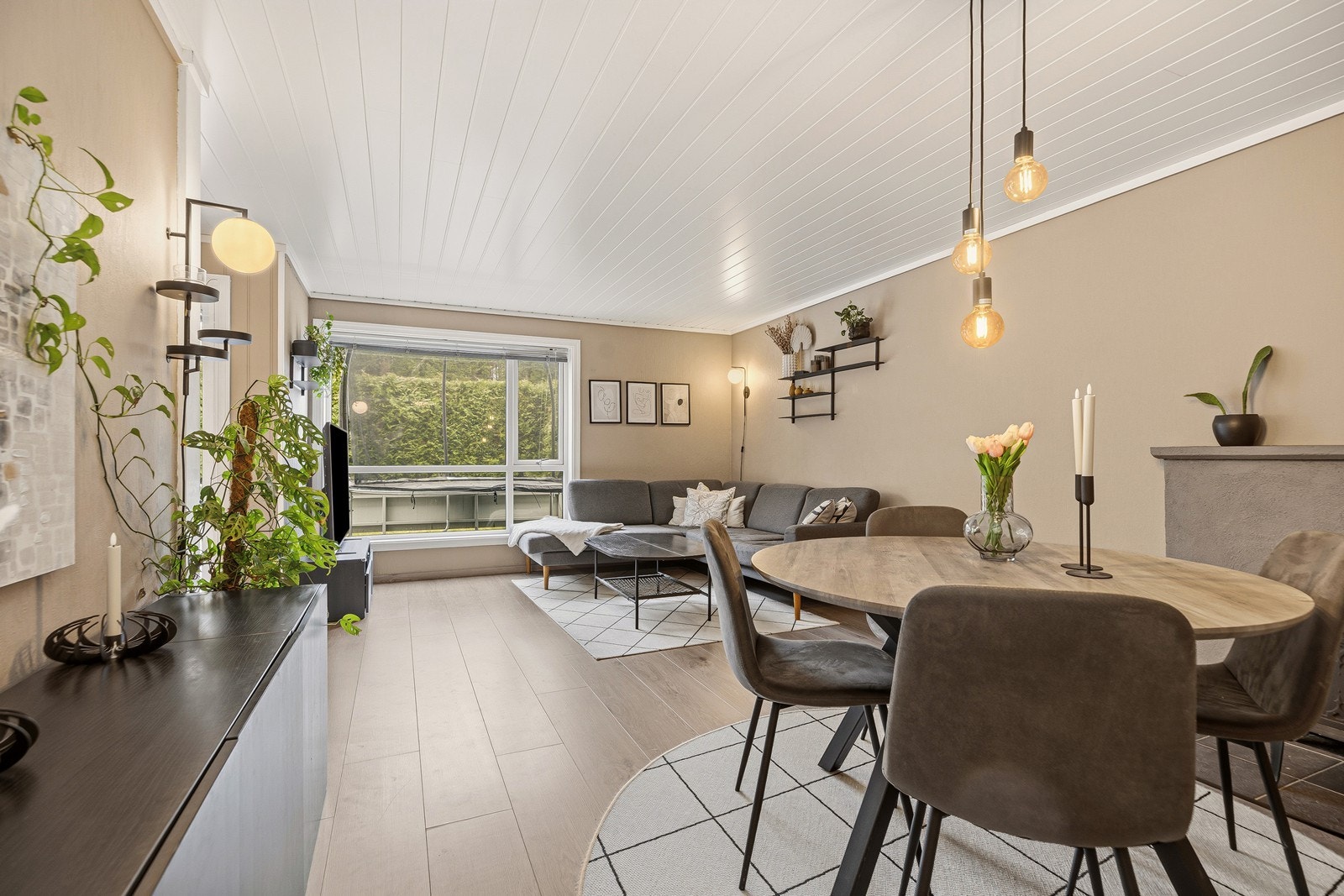 Velkommen inn! Stuen er av god størrelse og kan enkelt innredes etter eget behov - du har god plass til egen sofa- og spisegruppe Galleribilde