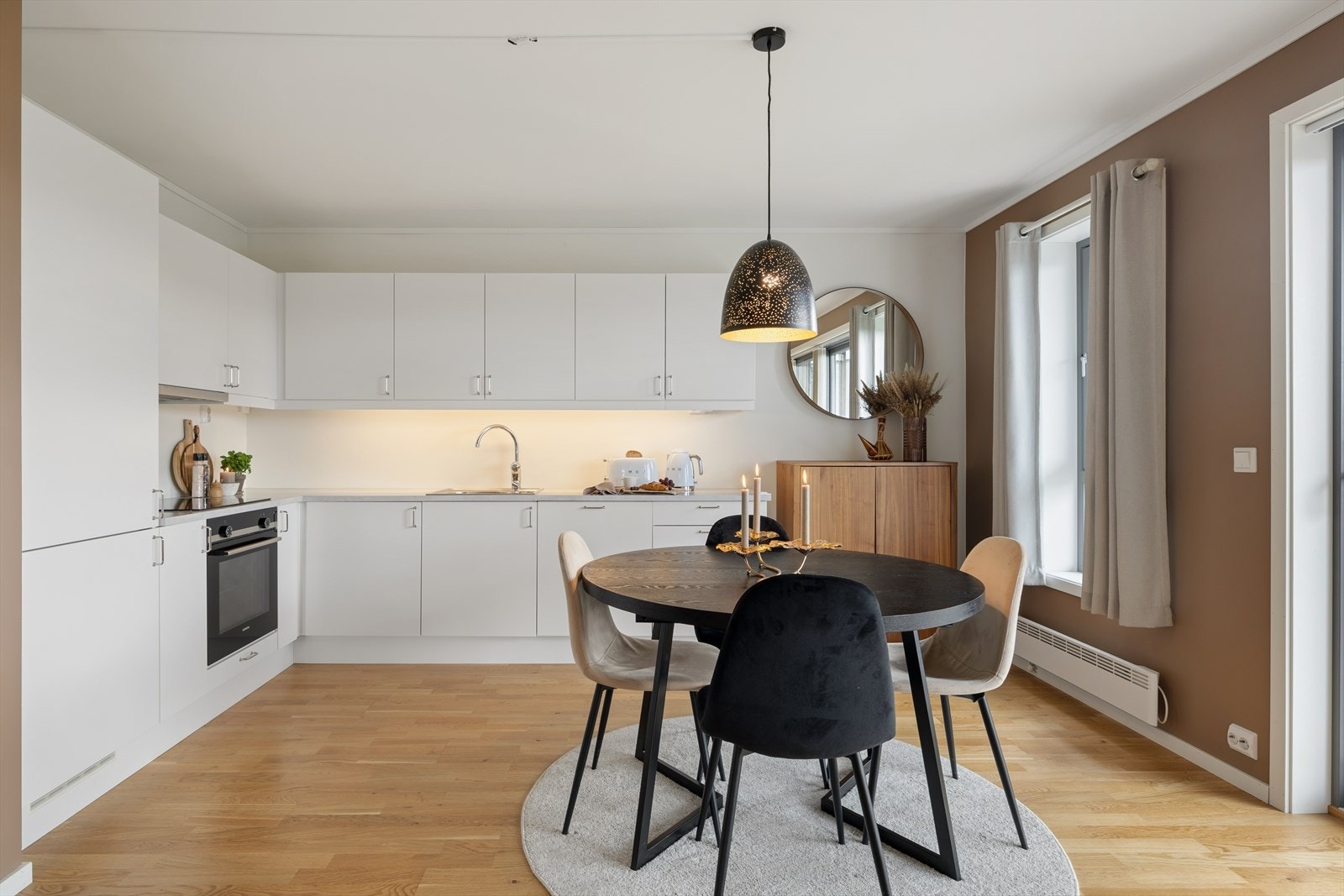 Åpent og innbydende kjøkken. Galleribilde