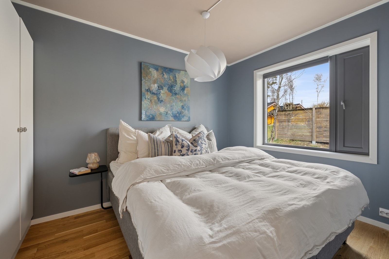 Romslig hovedsoverom med god plass til dobbeltseng. Galleribilde