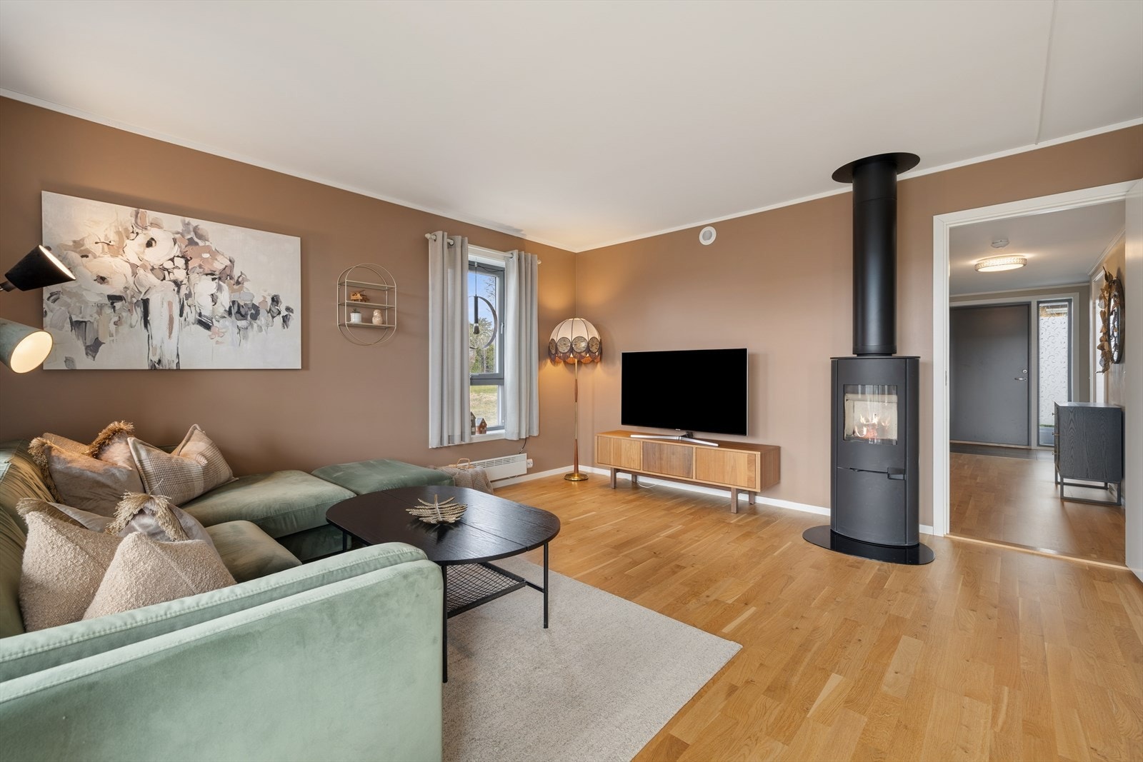 Stuen er lett å møblere og har god plass til sofagruppe. Galleribilde