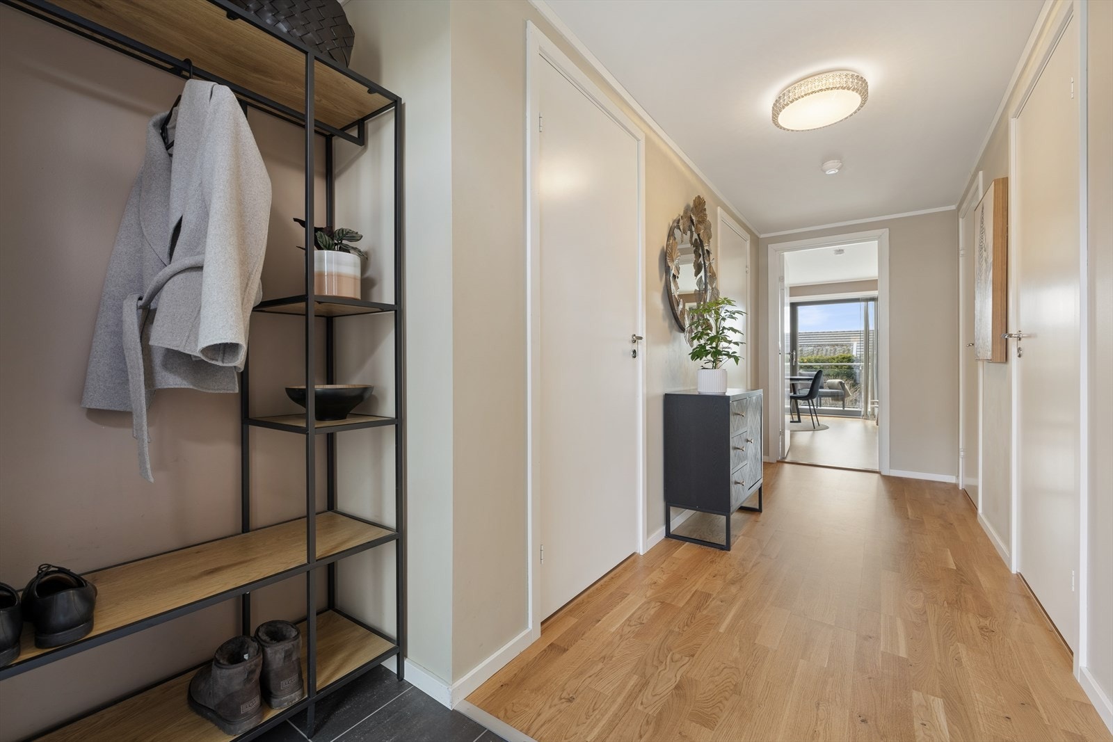 Innbydende entrè, med god plass til å henge fra seg yttertøy. Galleribilde