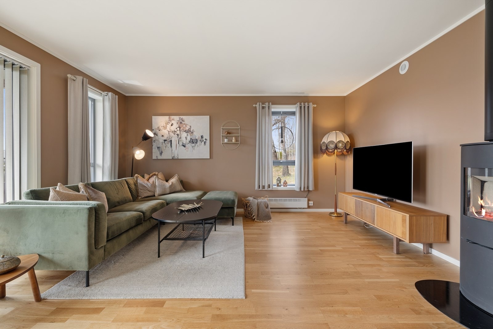 Lys stue med gode møbleringsmuligheter. Galleribilde