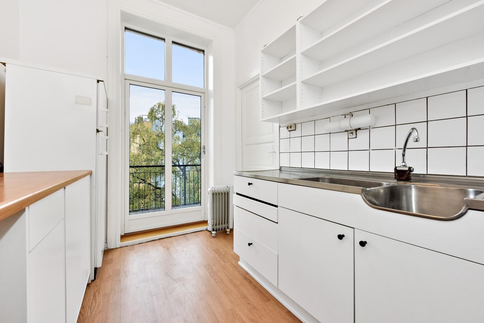 Kjøkken - eldre standard, men sjarmerende. Utgang til balkong. Galleribilde
