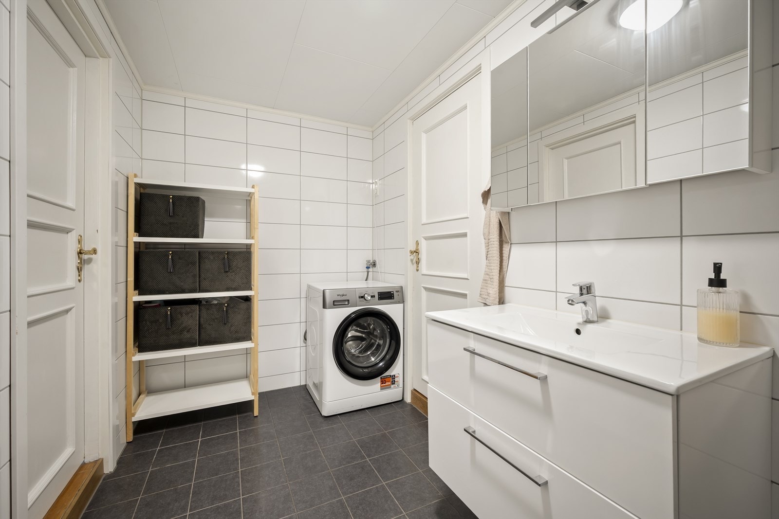 Baderommet ble renovert i regi av borettslaget i 2021, moderne standard. Galleribilde