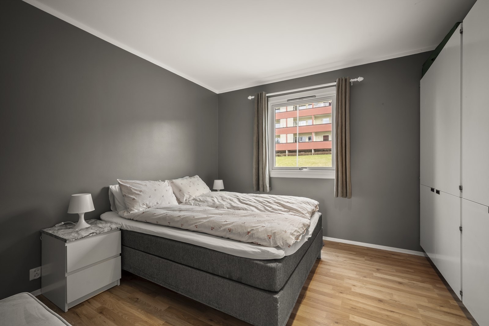 Romslig hovedsoverom, god plass til dobbeltseng, nattbord og garderobe! Galleribilde