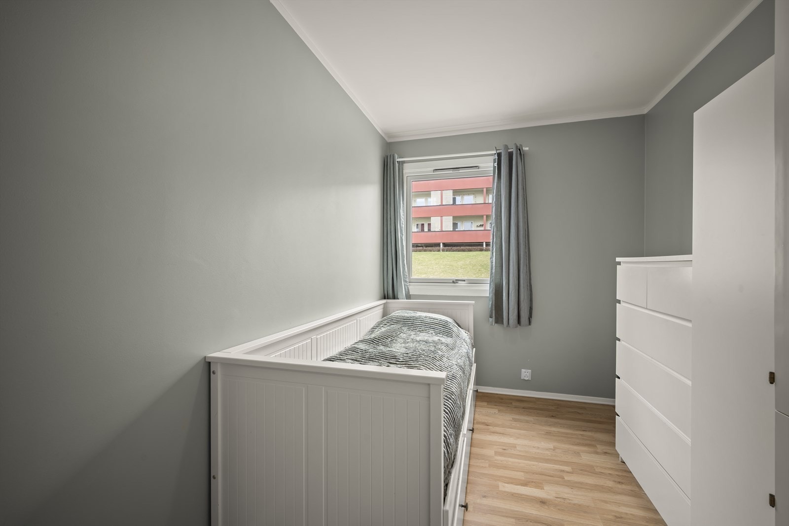 Soverom 2 - Nok et romslig soverom med plass til det meste! Galleribilde