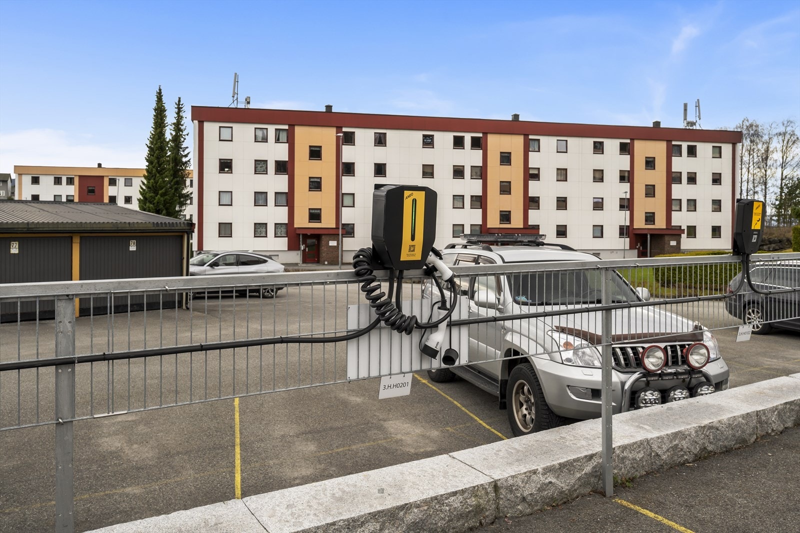 Andelen disponerer egen p-plass med mulighet for elbil lader. Bildet angir ikke rett plass, men er ment som illustrasjon. Galleribilde
