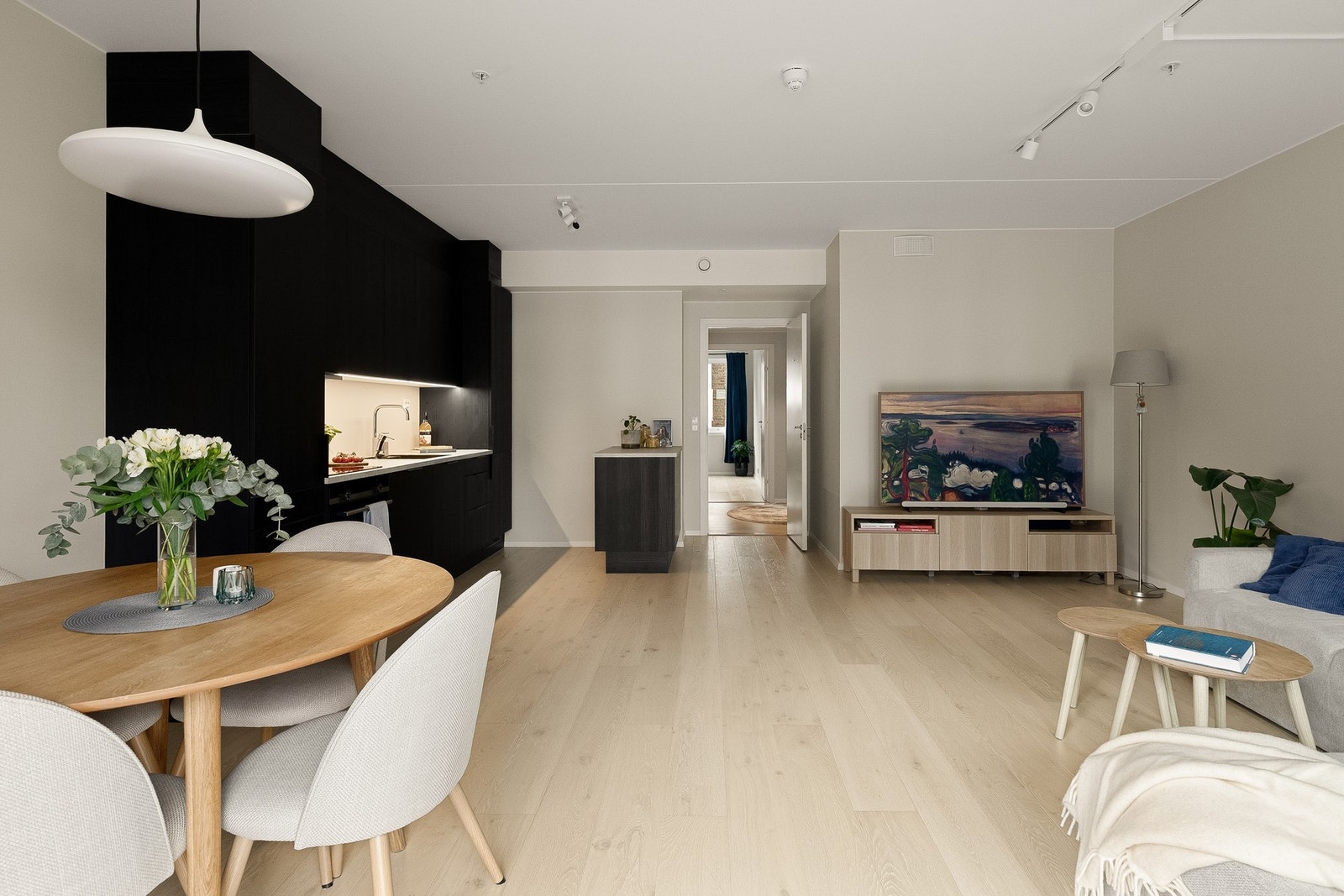 Boligen er utstyrt med balansert ventilasjonsanlegg med varmegjenvinning, som bidrar til et godt inneklima. Galleribilde