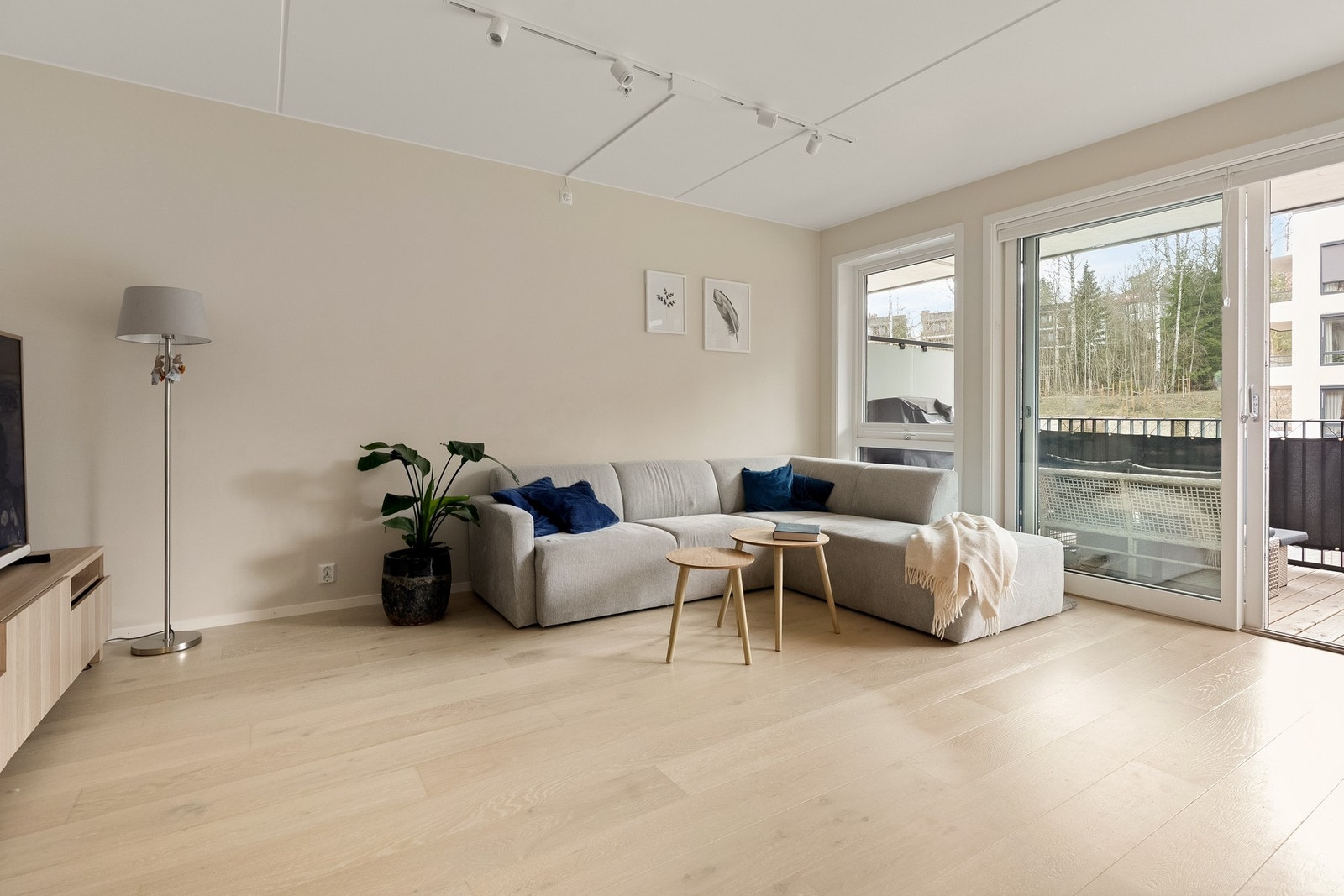Innvendige gulv er belagt med enstavs parkett, og veggene er malt i en lun beigefarge som gir et harmonisk og helhetlig uttrykk. Galleribilde