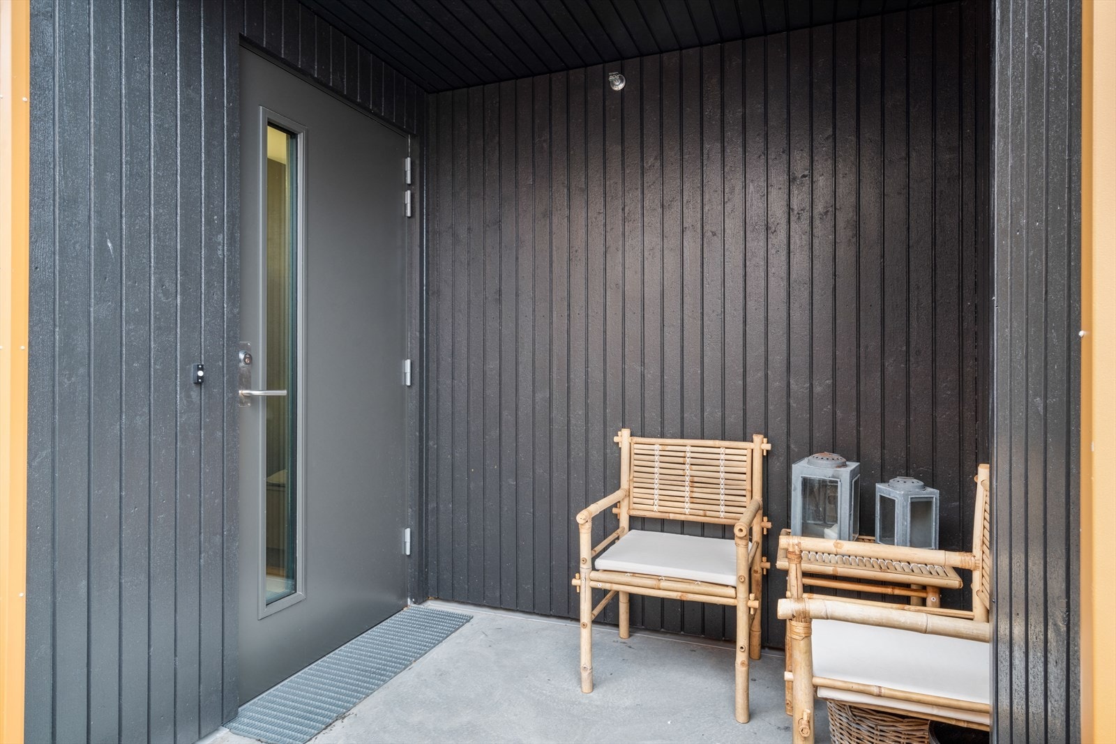 Inngangsdør fra svalgang. Galleribilde