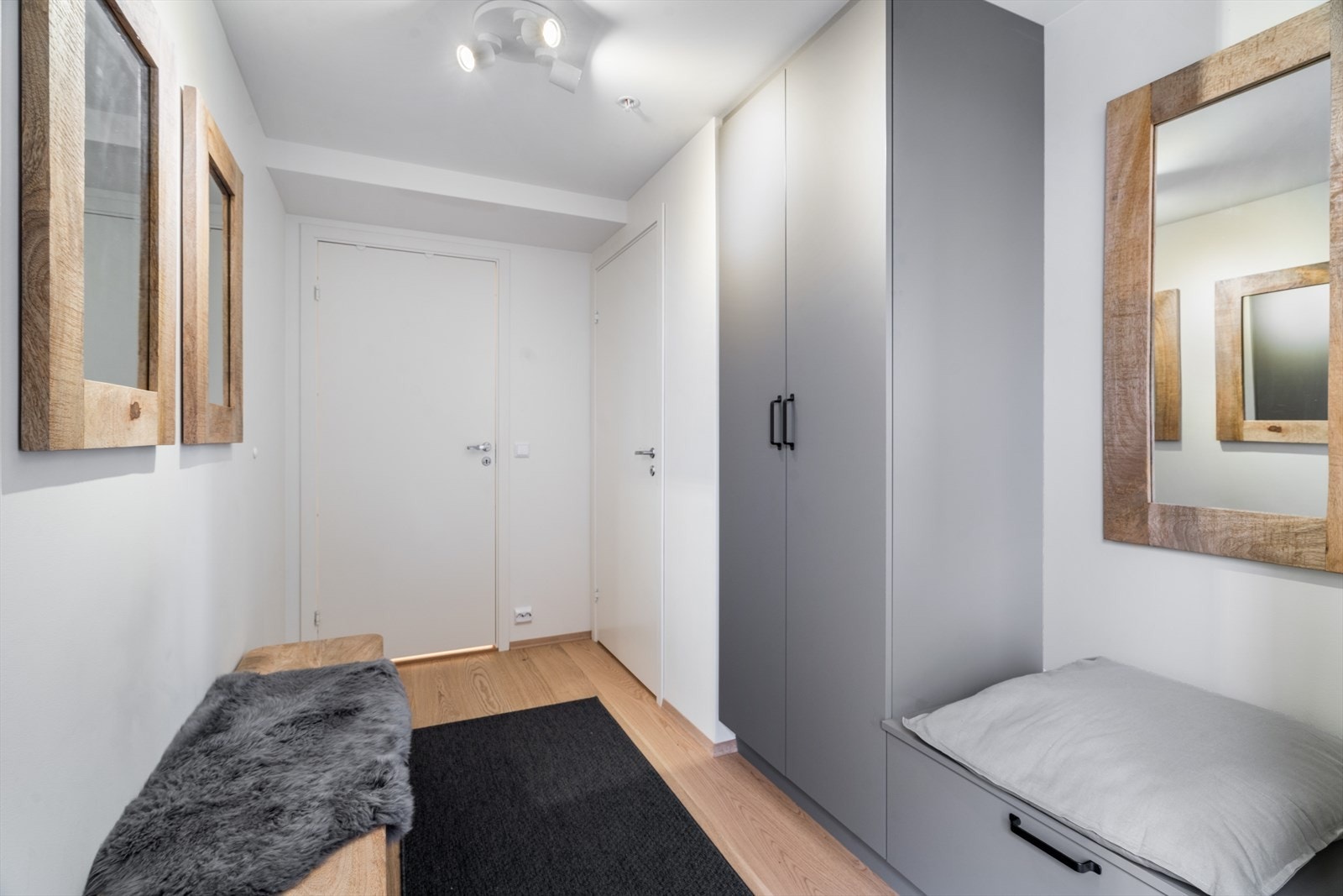 Du kommer inn i en romslig gang med stedbygd garderobeskap. Galleribilde