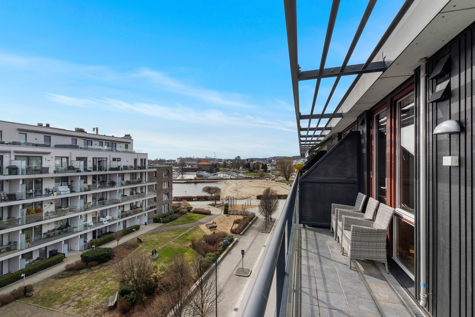 Leiligheten har en fantastisk beliggenhet på Tangen, rett ved bystranda i Kristiansand sentrum. Galleribilde
